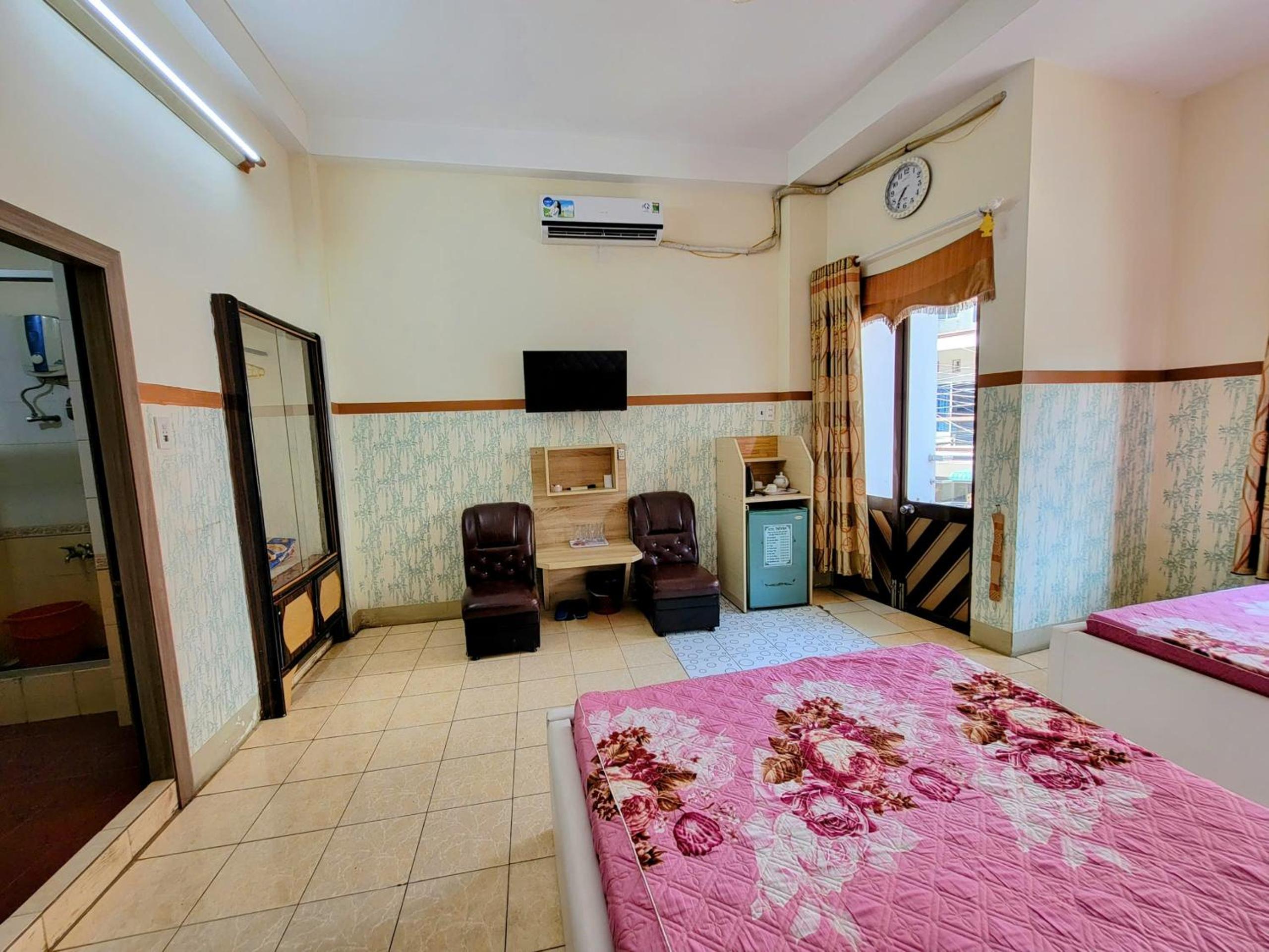 Double Room with Two Double Beds - Photo 12