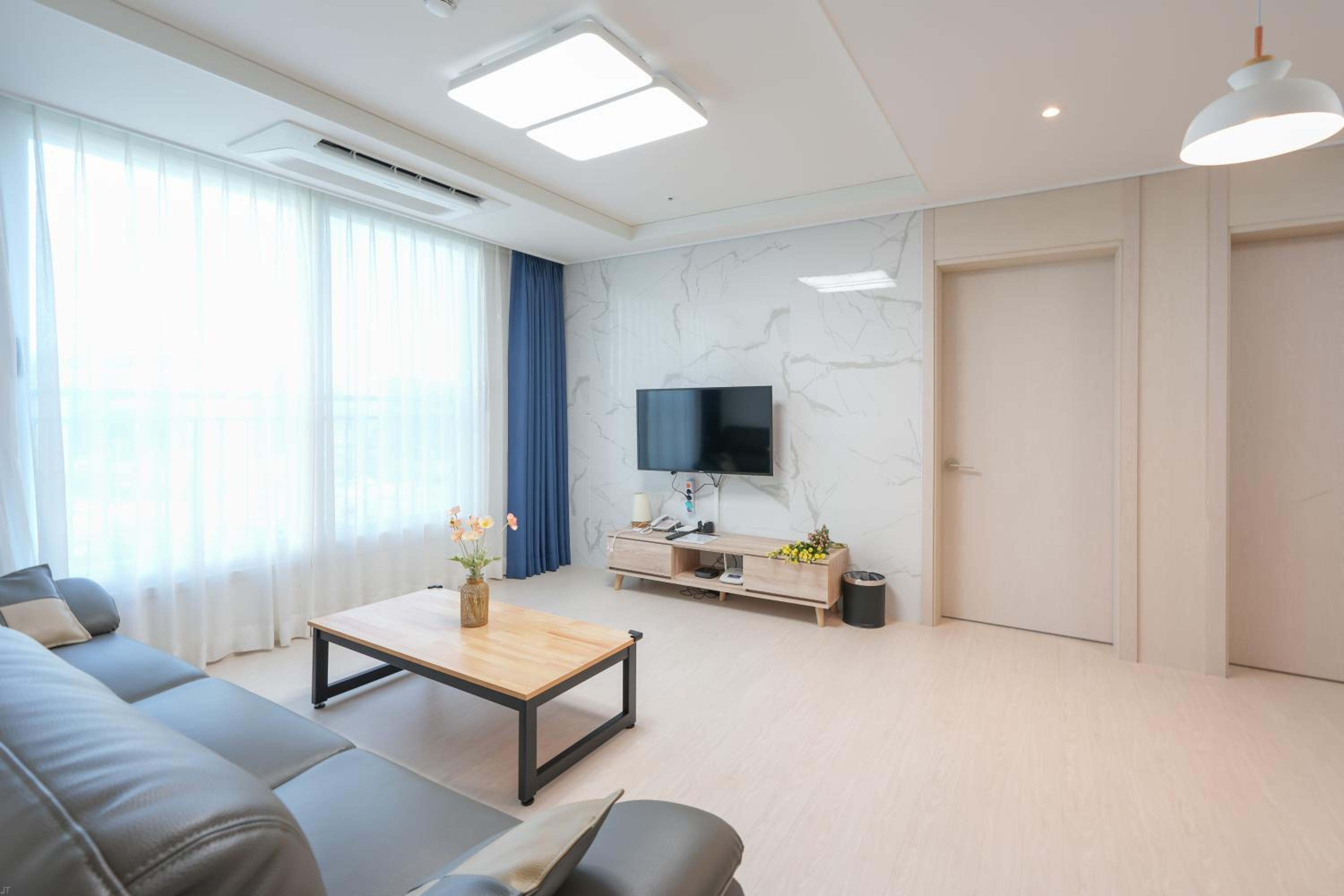 Suite - Photo 1