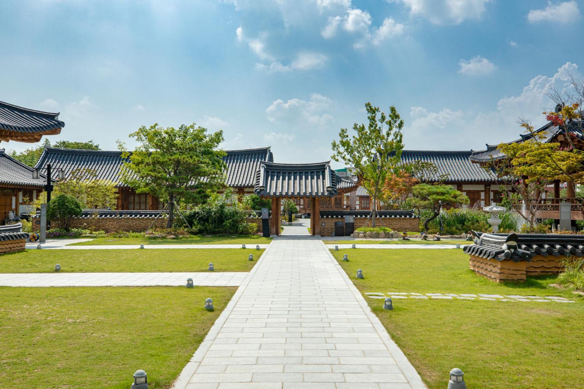 Deluxe Daecheong with free breakfast for 2 people