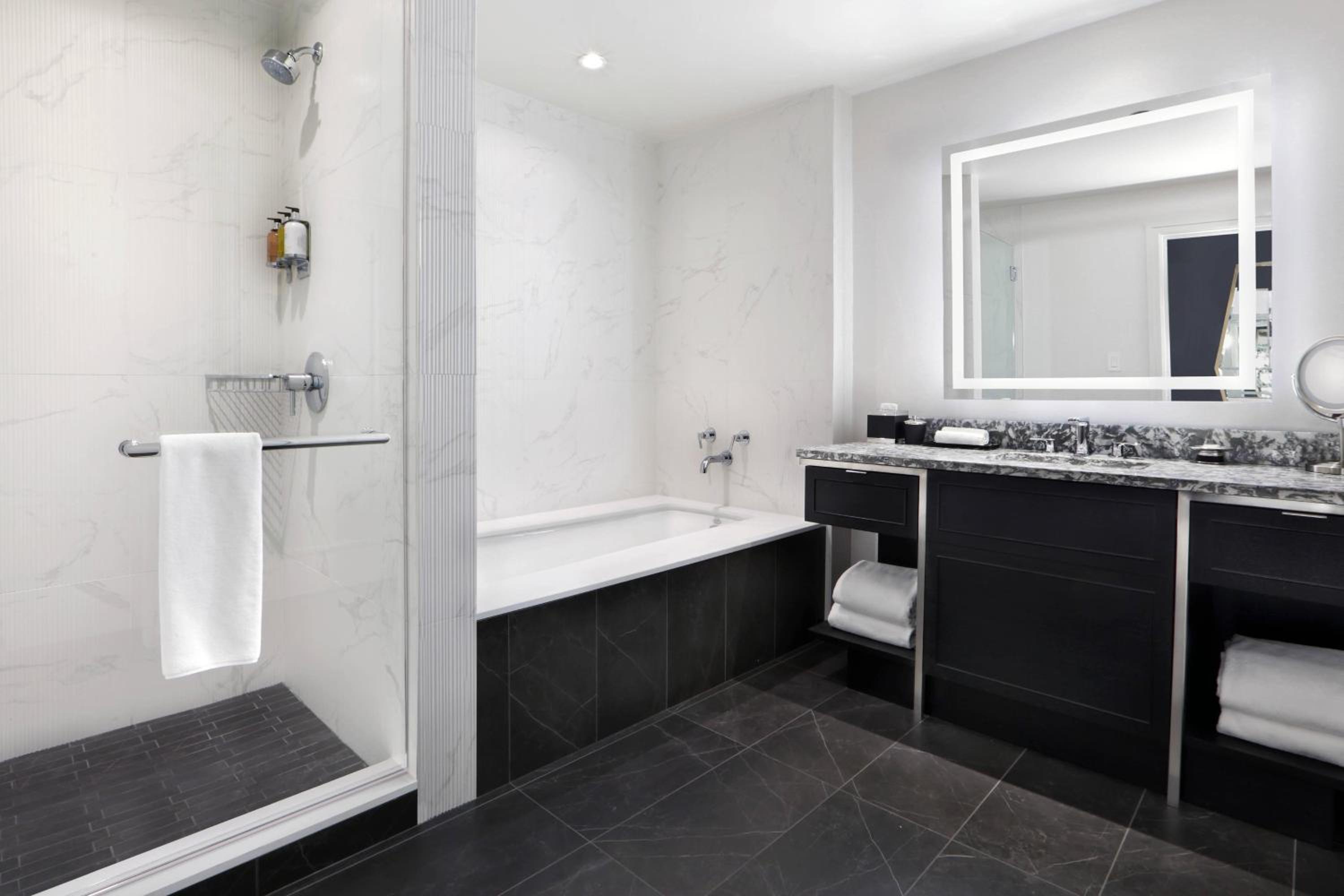 Guest room, 1 King, City view - Photo 5
