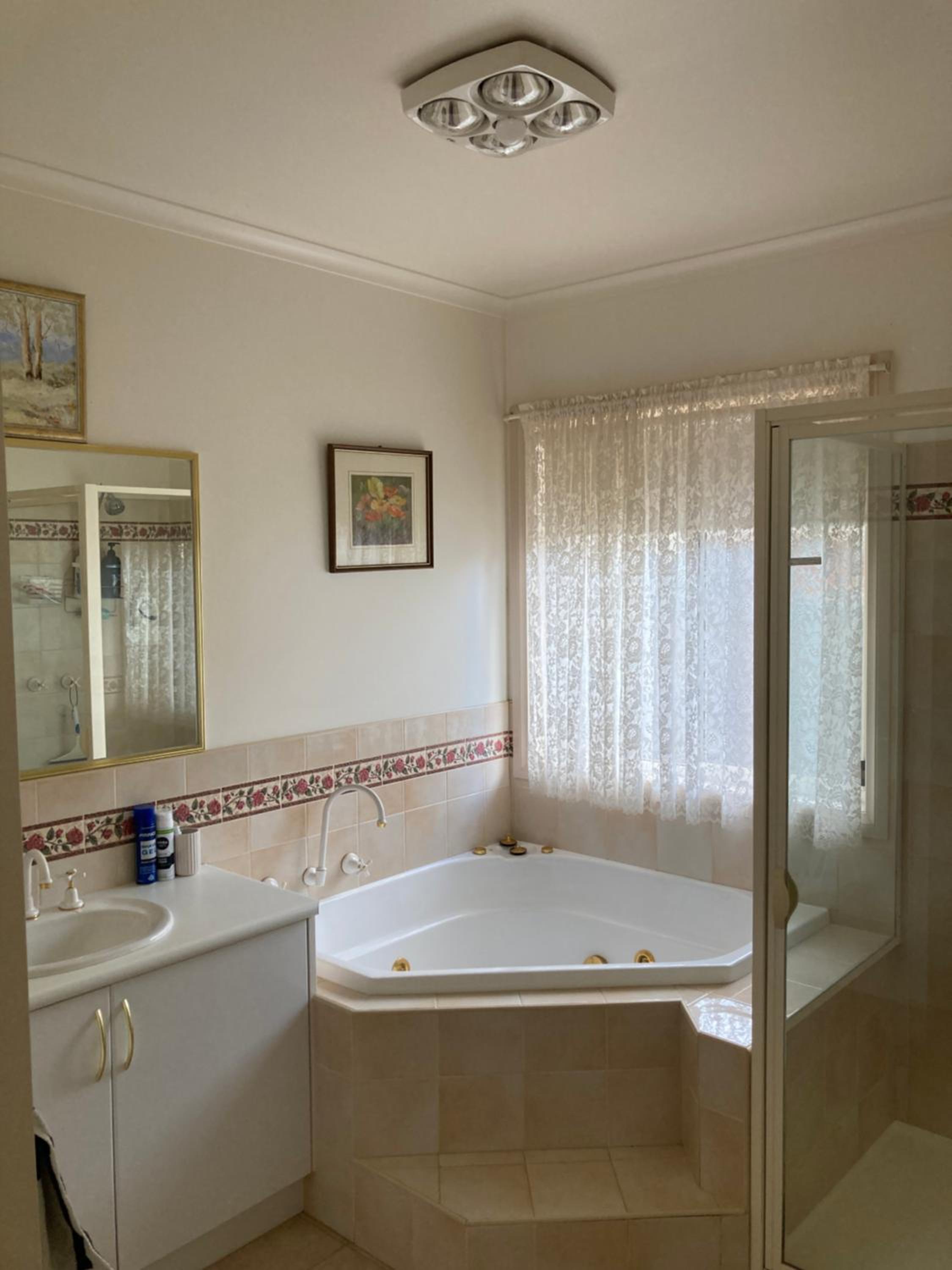Queen Room With Shared Bathroom photo 3