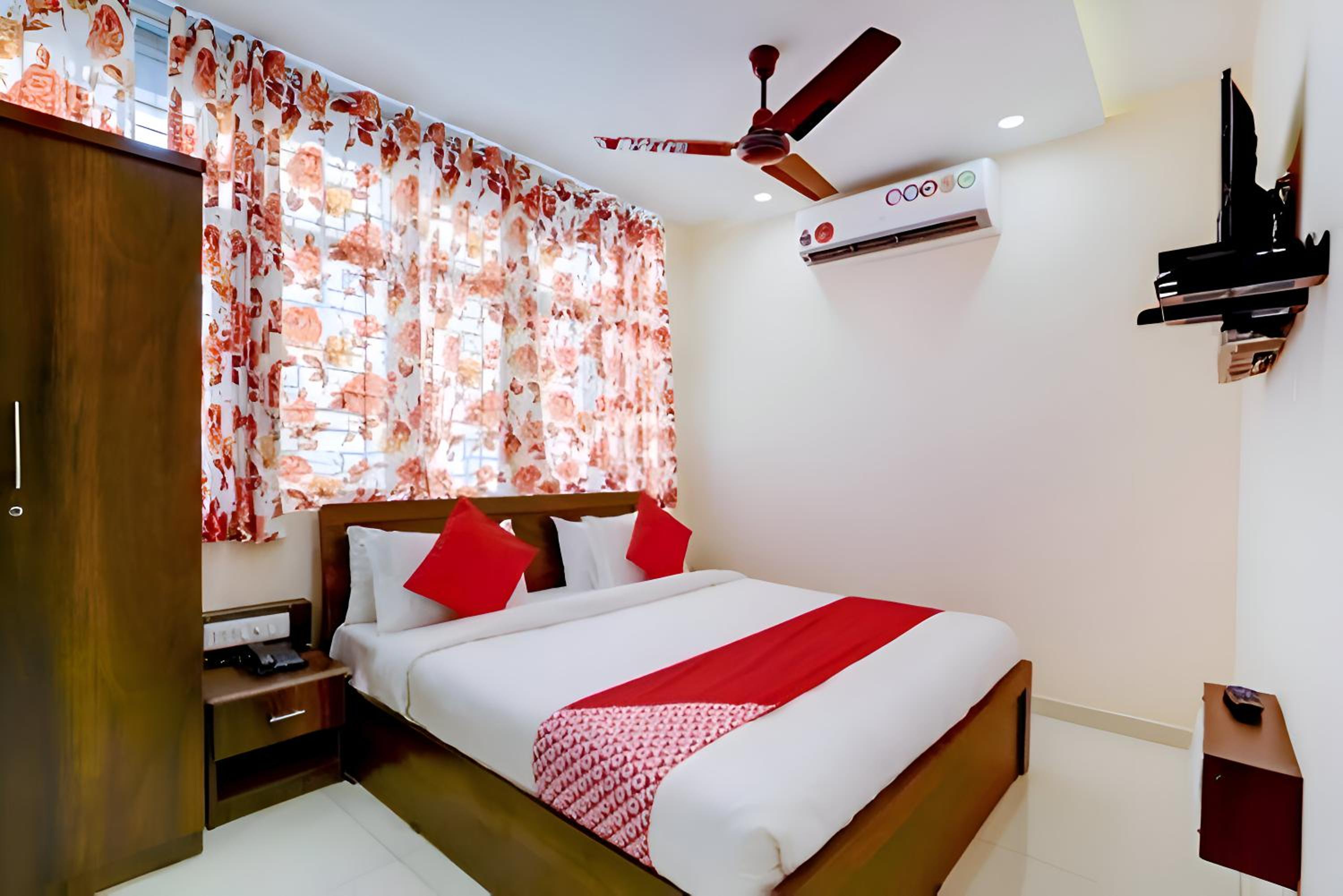 Deluxe Room - Photo 17