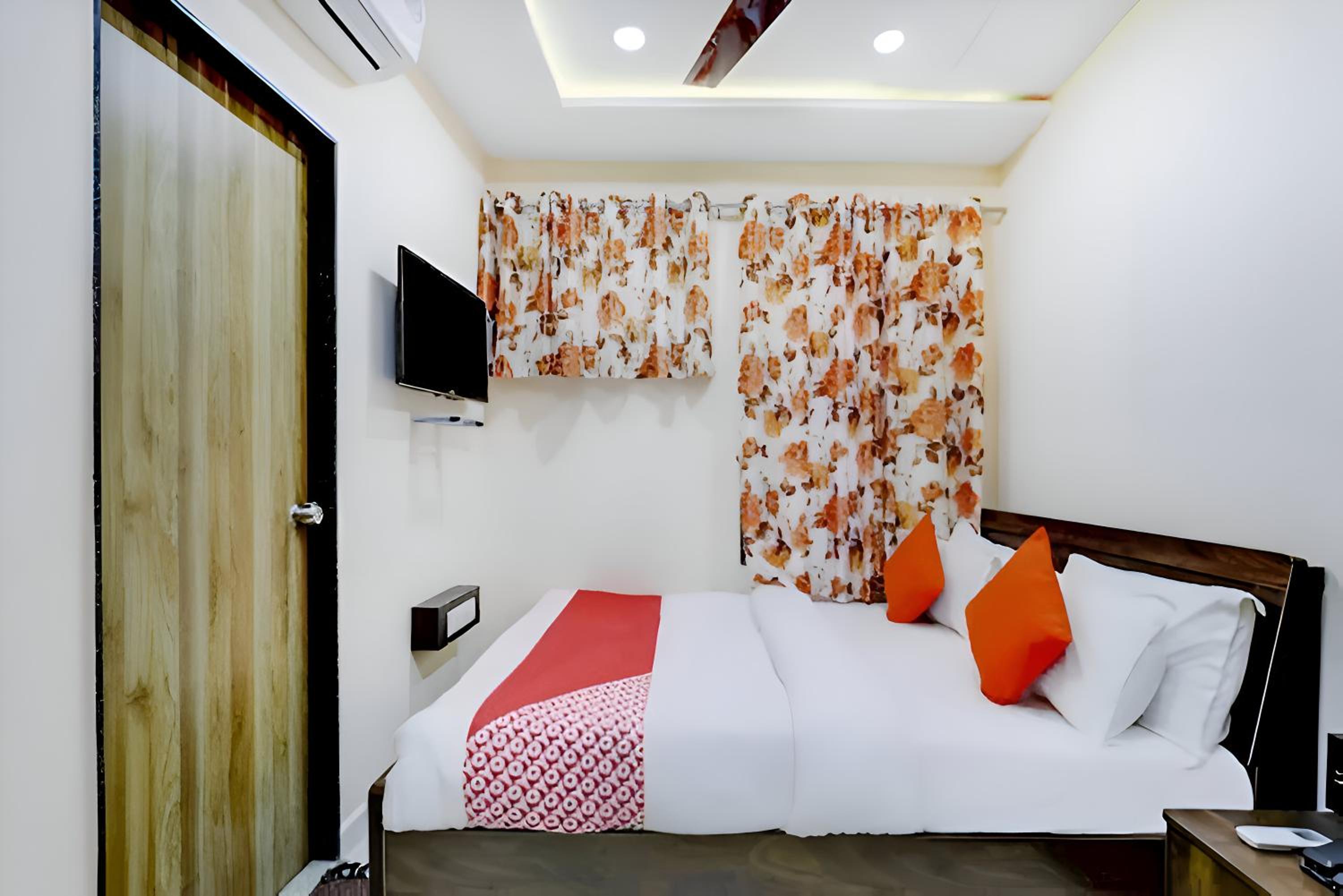 Deluxe Room - Photo 12