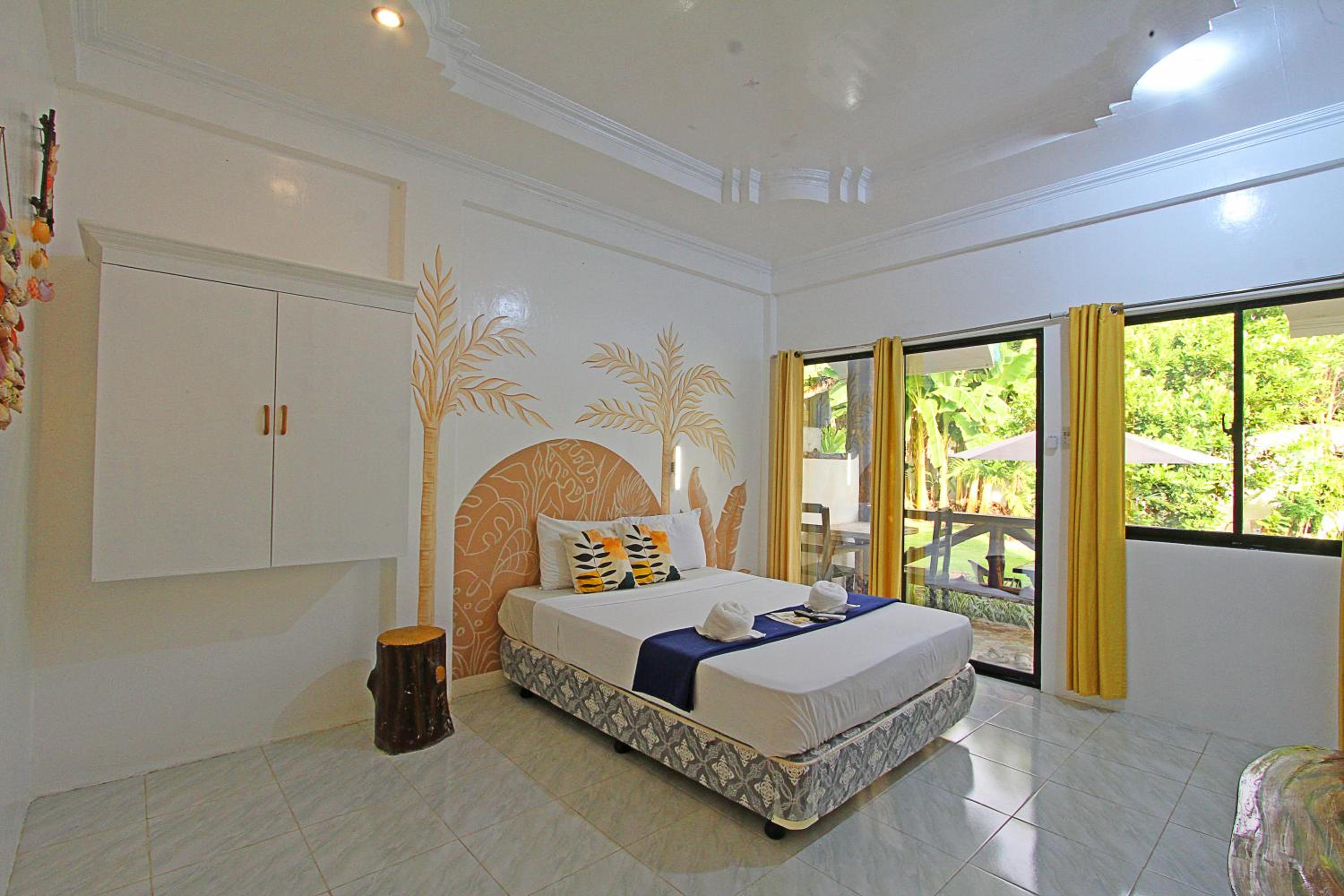 Queen Room with Balcony - Photo 2