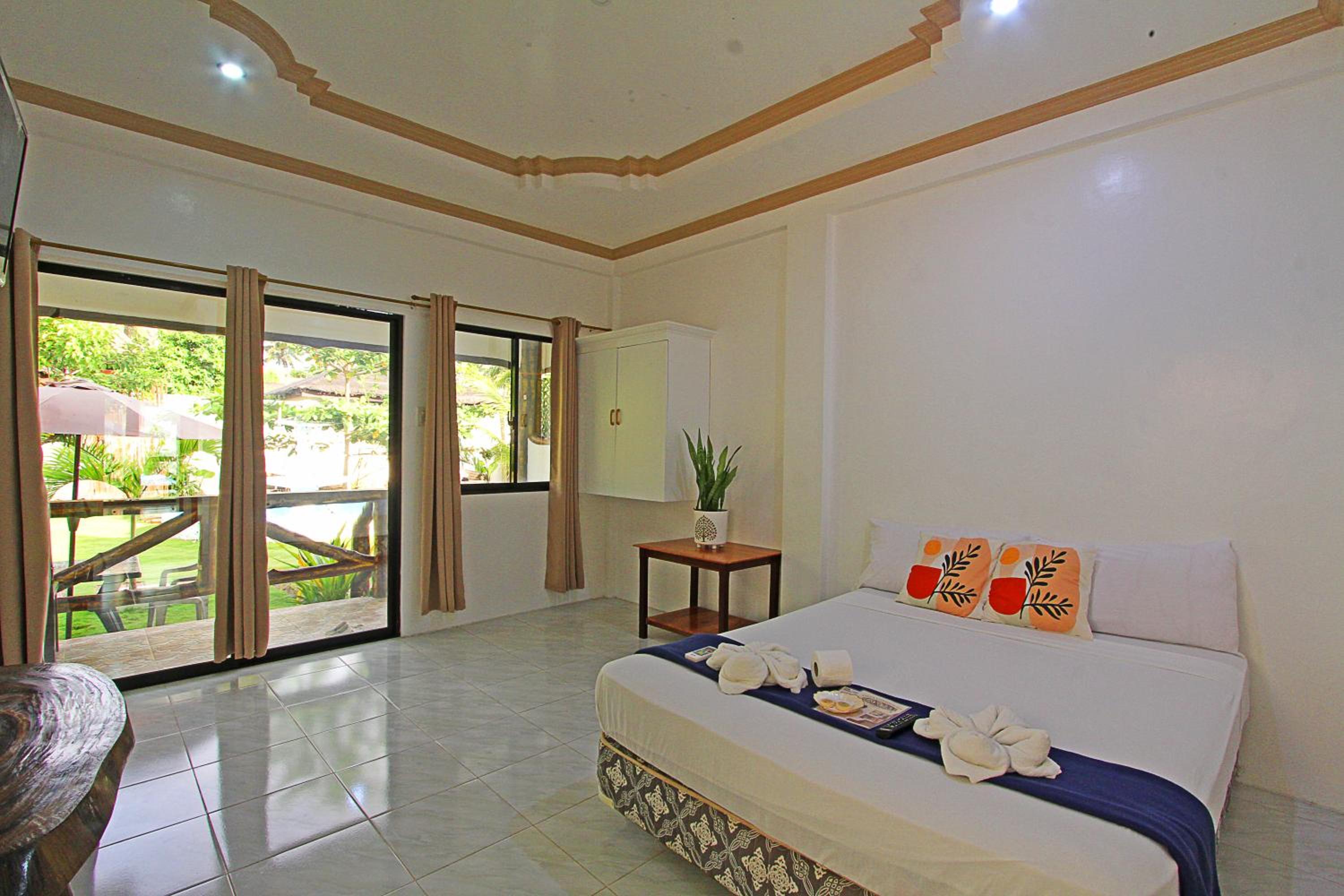 Queen Room with Balcony - Photo 33