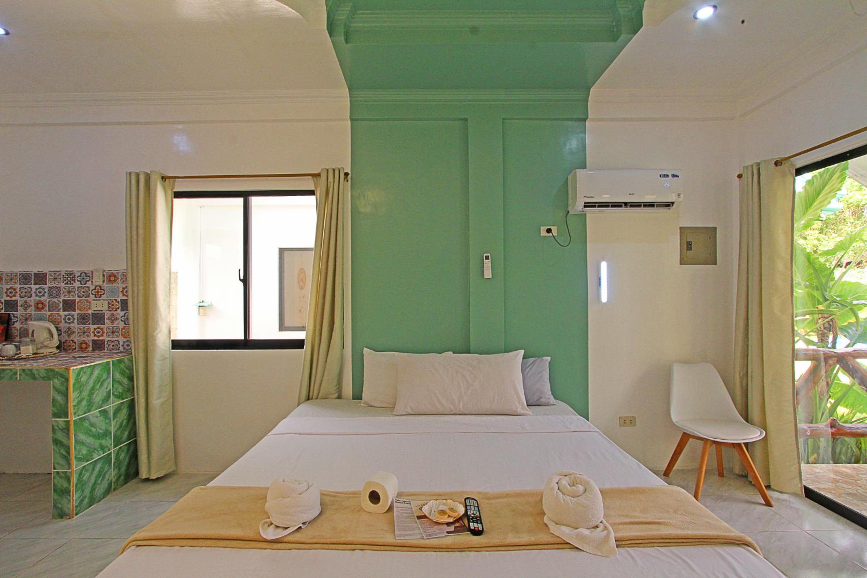 Queen Room with Balcony - Photo 32