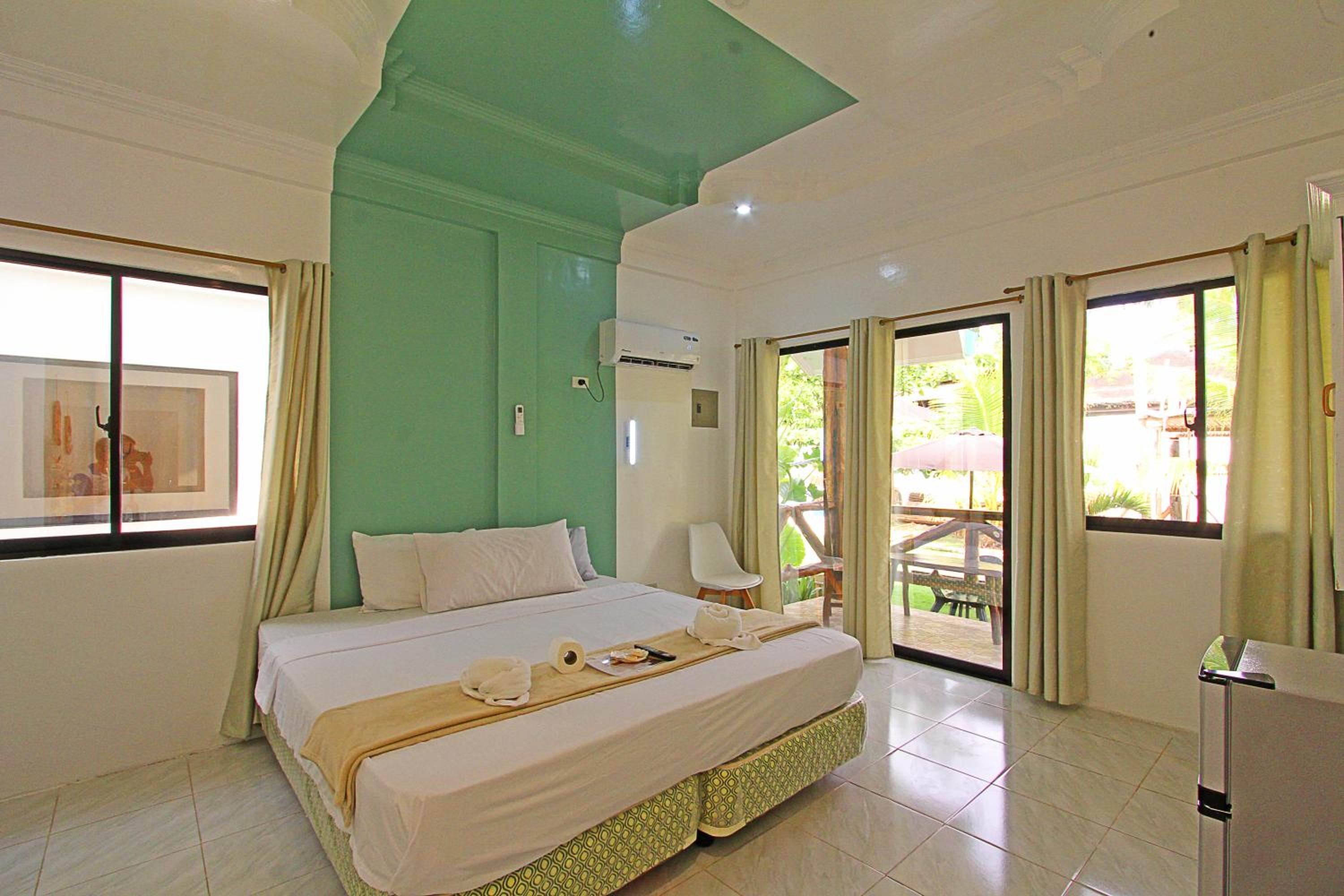 Queen Room with Balcony - Photo 31