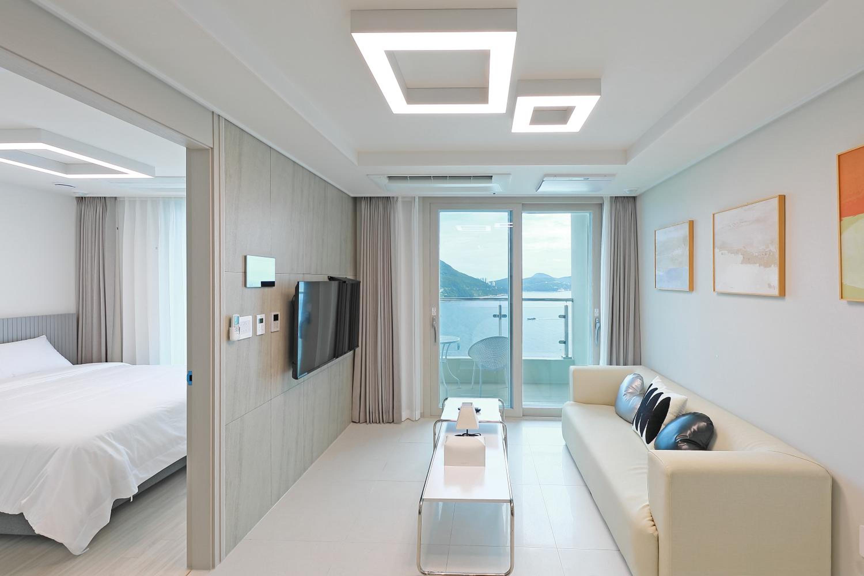 Deluxe Ocean Family Room photo 3