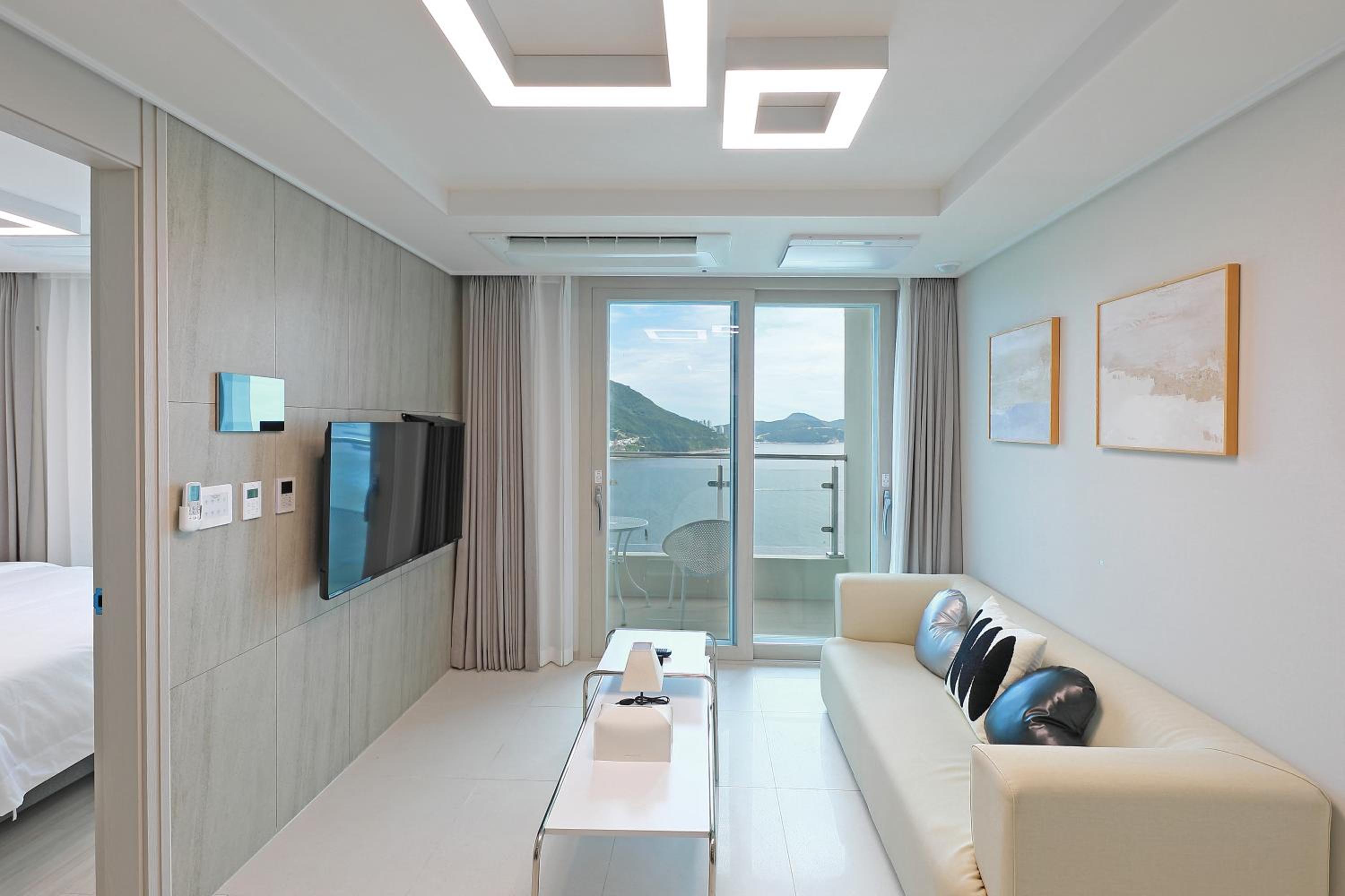 Deluxe Ocean Family Room photo 1