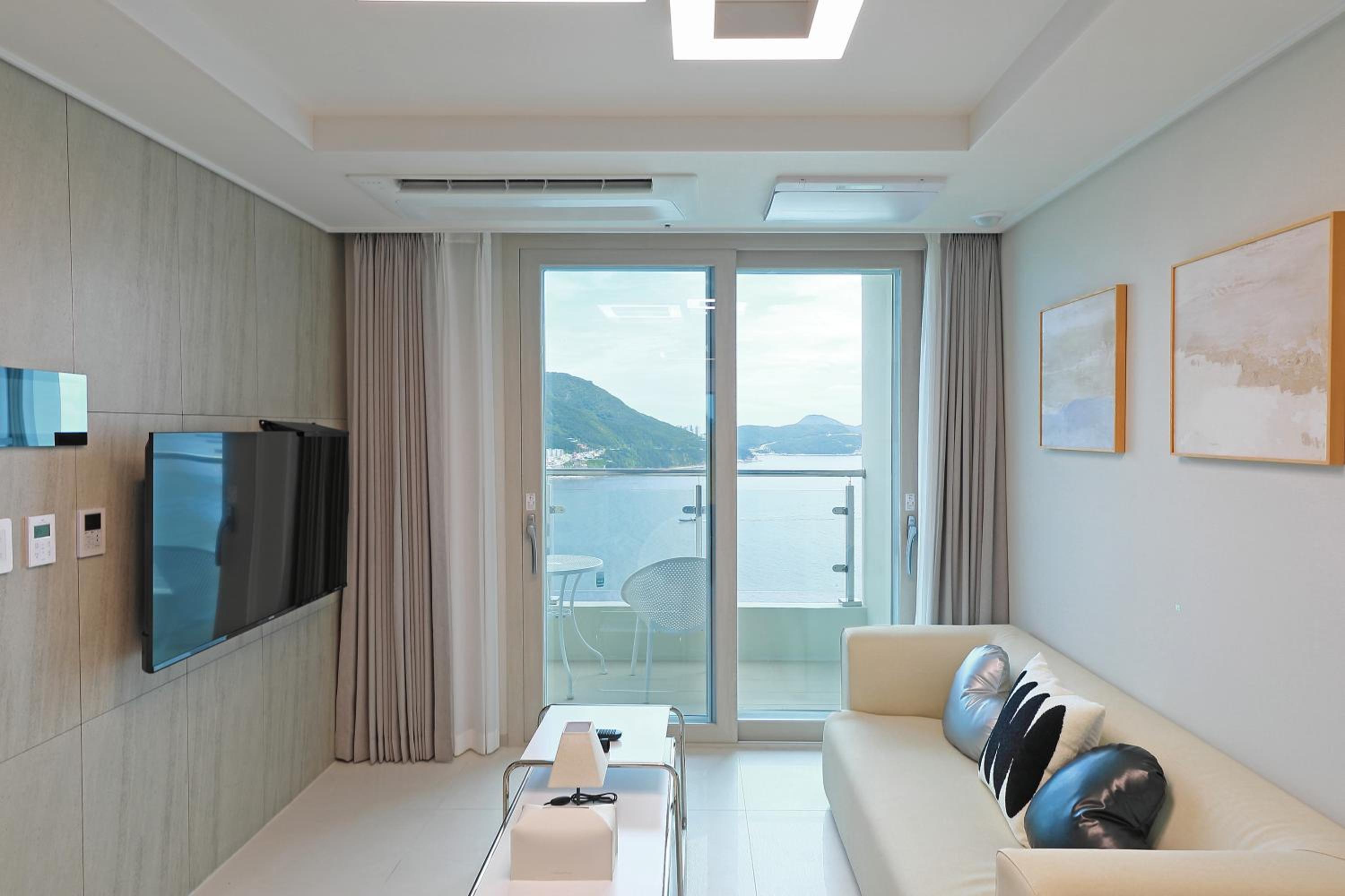 Deluxe Ocean Family Room photo 2