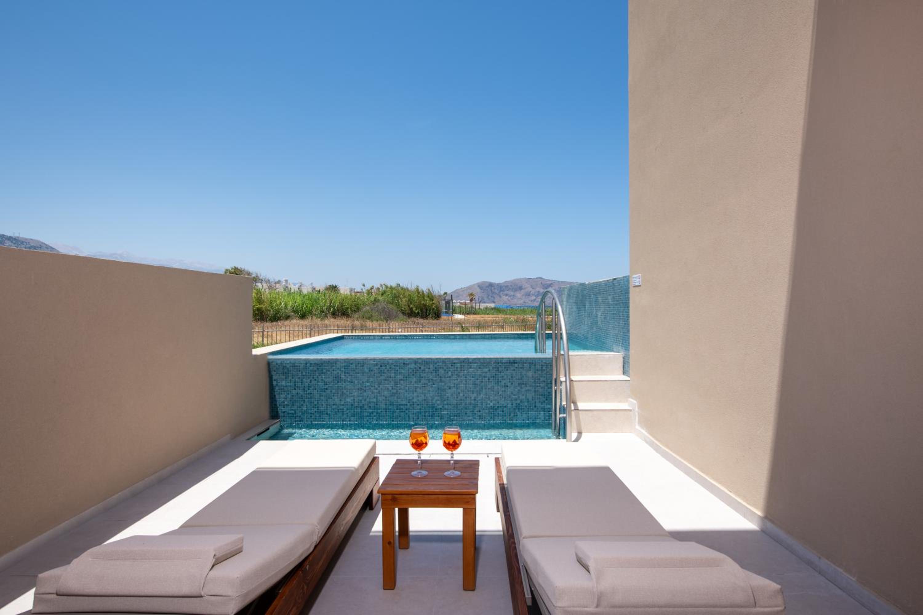Prestige Junior Suite Swim Up Land View photo 3