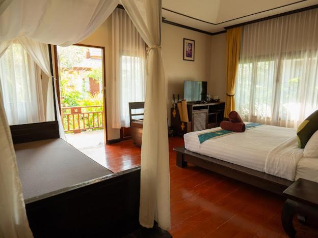 Deluxe Jacuzzi Villa - Photo 5