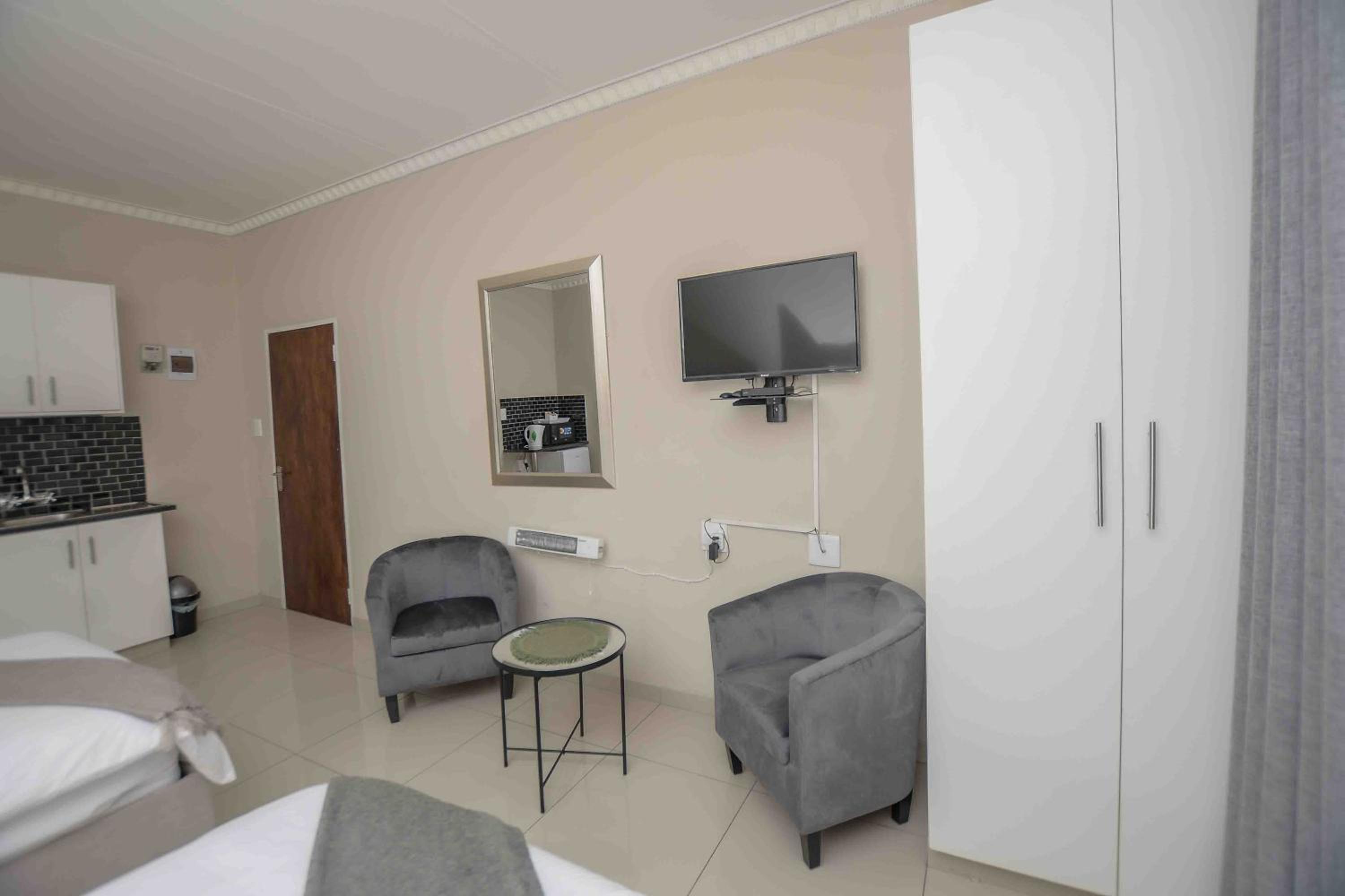 Twin Room with Private Bathroom photo 2