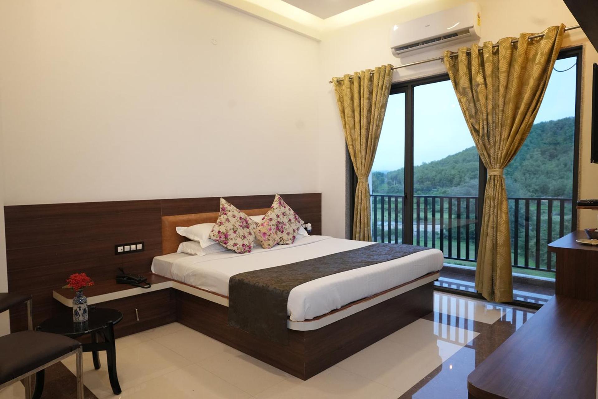 Deluxe Double Room (2 Adults + 1 Child) - Photo 1