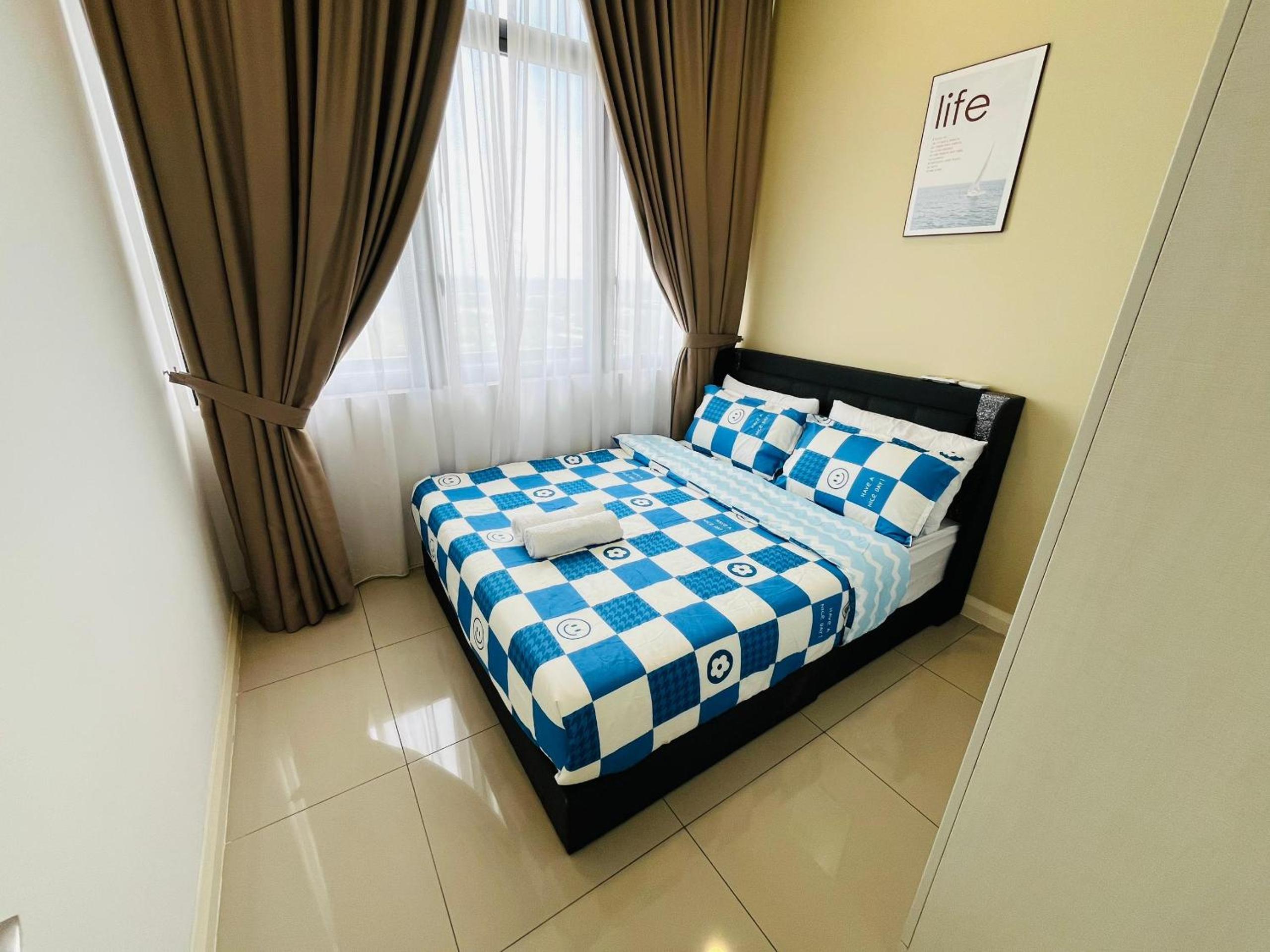 Three-Bedroom Apartment - High Floor photo 2