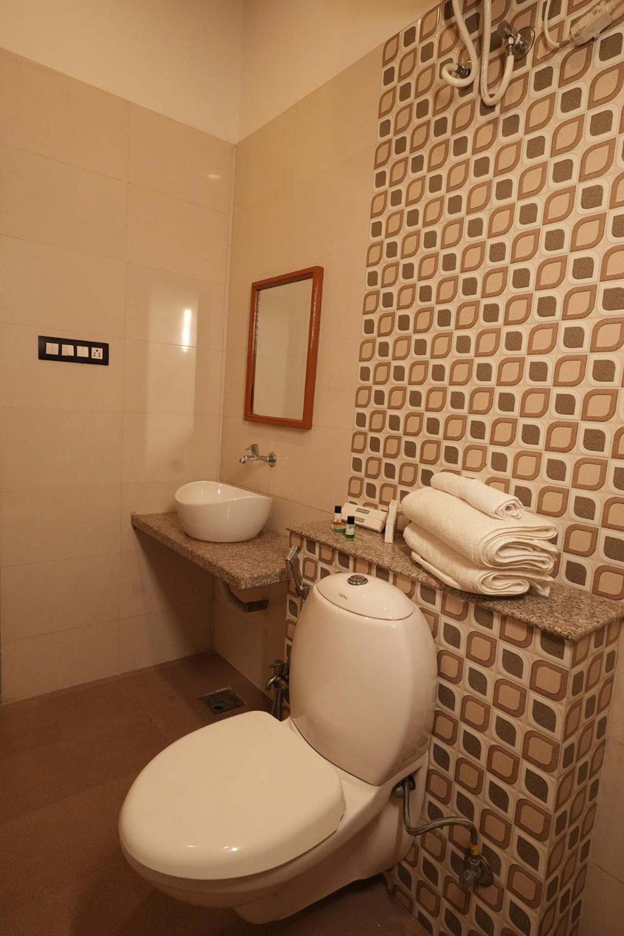 Deluxe Double Room (2 Adults + 1 Child) - Photo 2