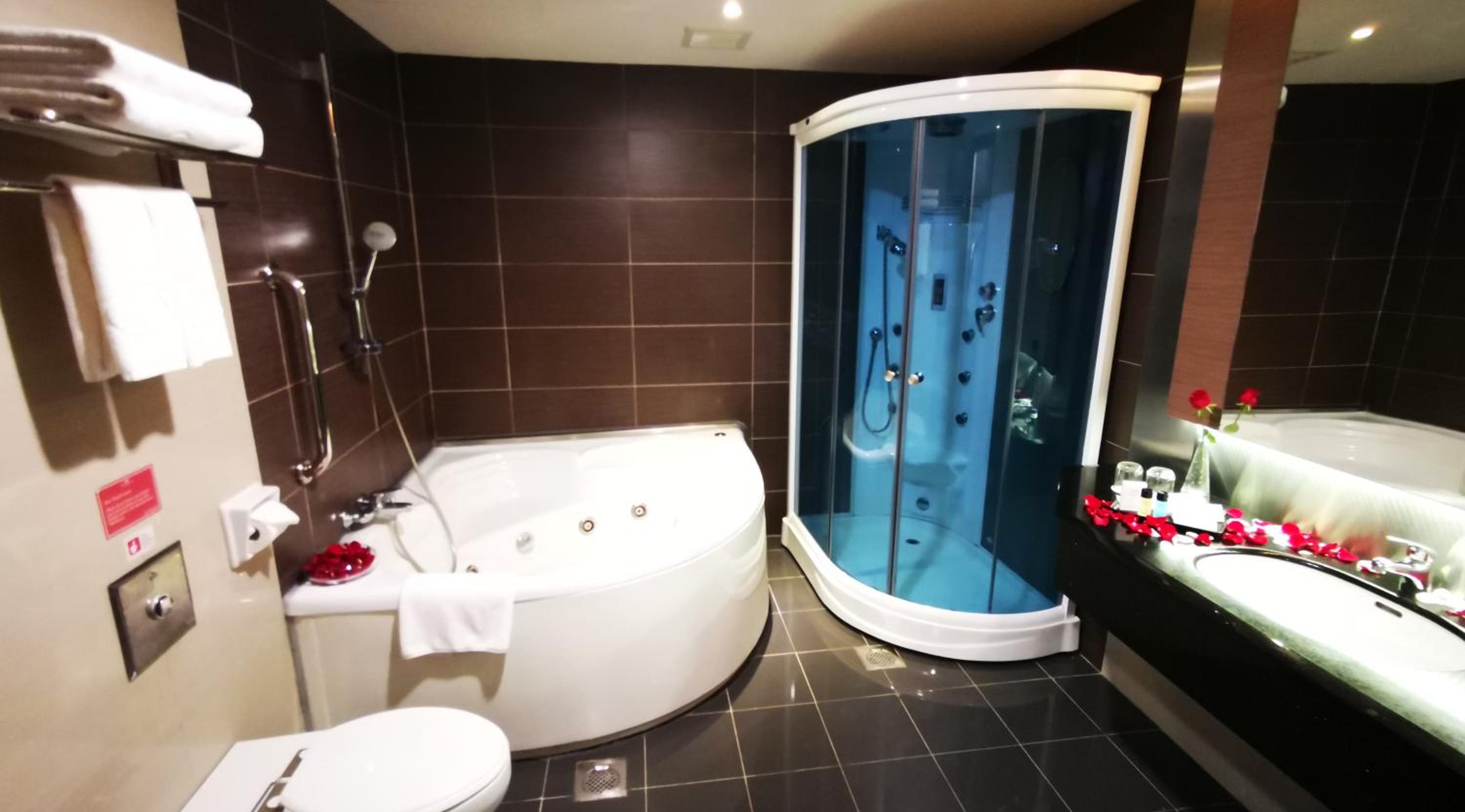 Honeymoon Suite photo 3