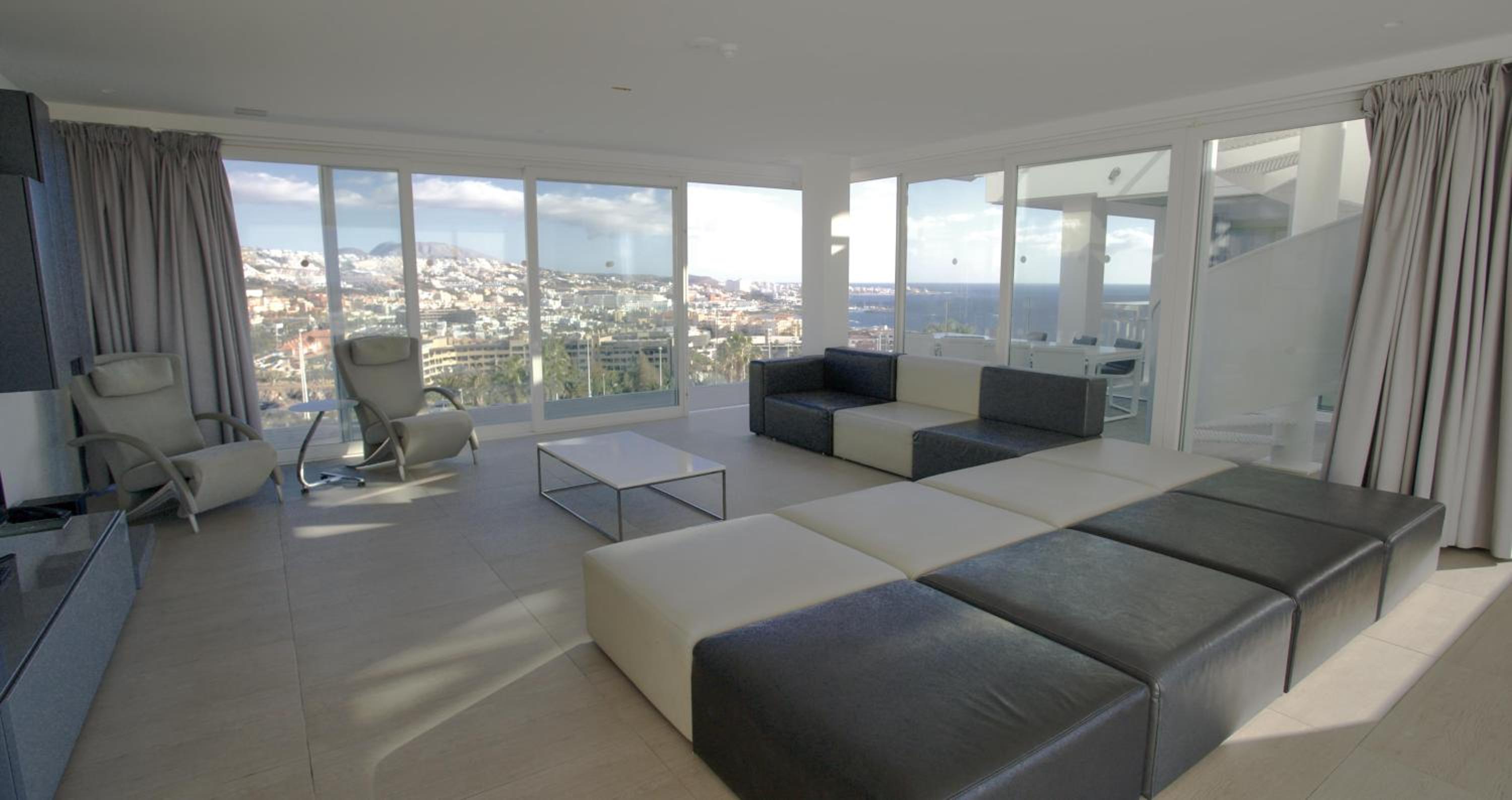 Infinity Elegance 3 bedroom penthouse with private pool and sea view