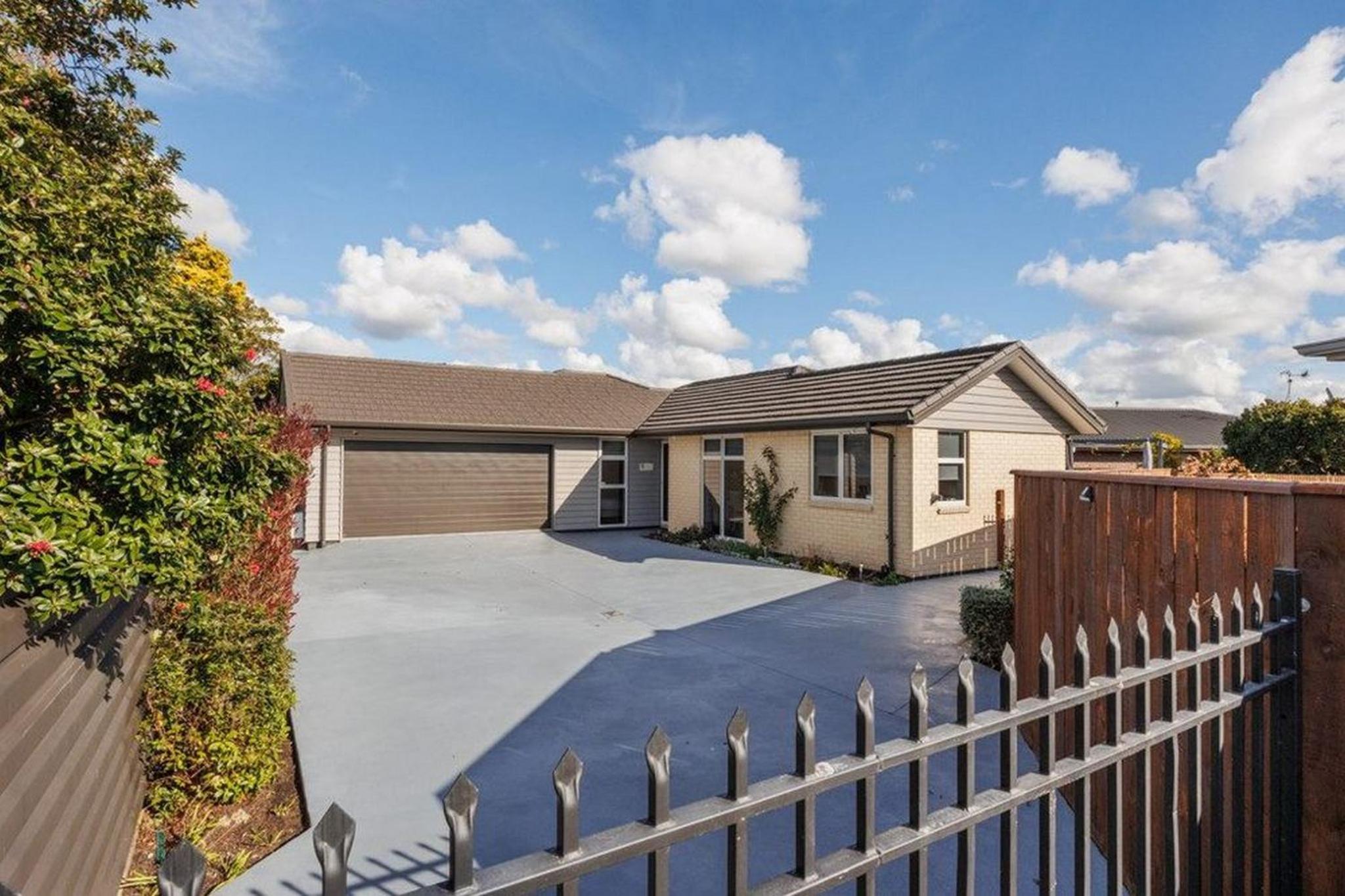 Three-Bedroom House photo 2