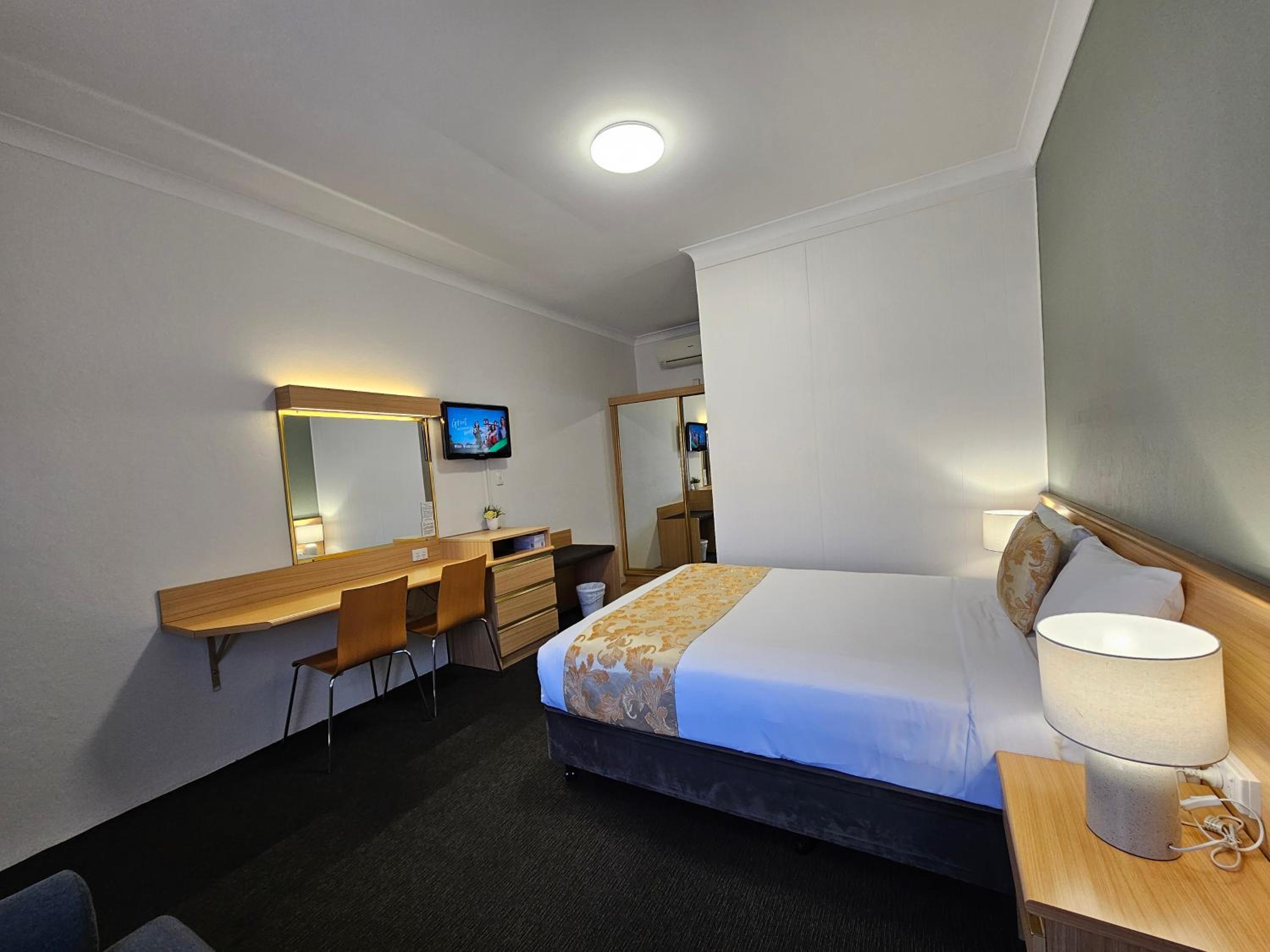 Comfort Queen Room photo 3