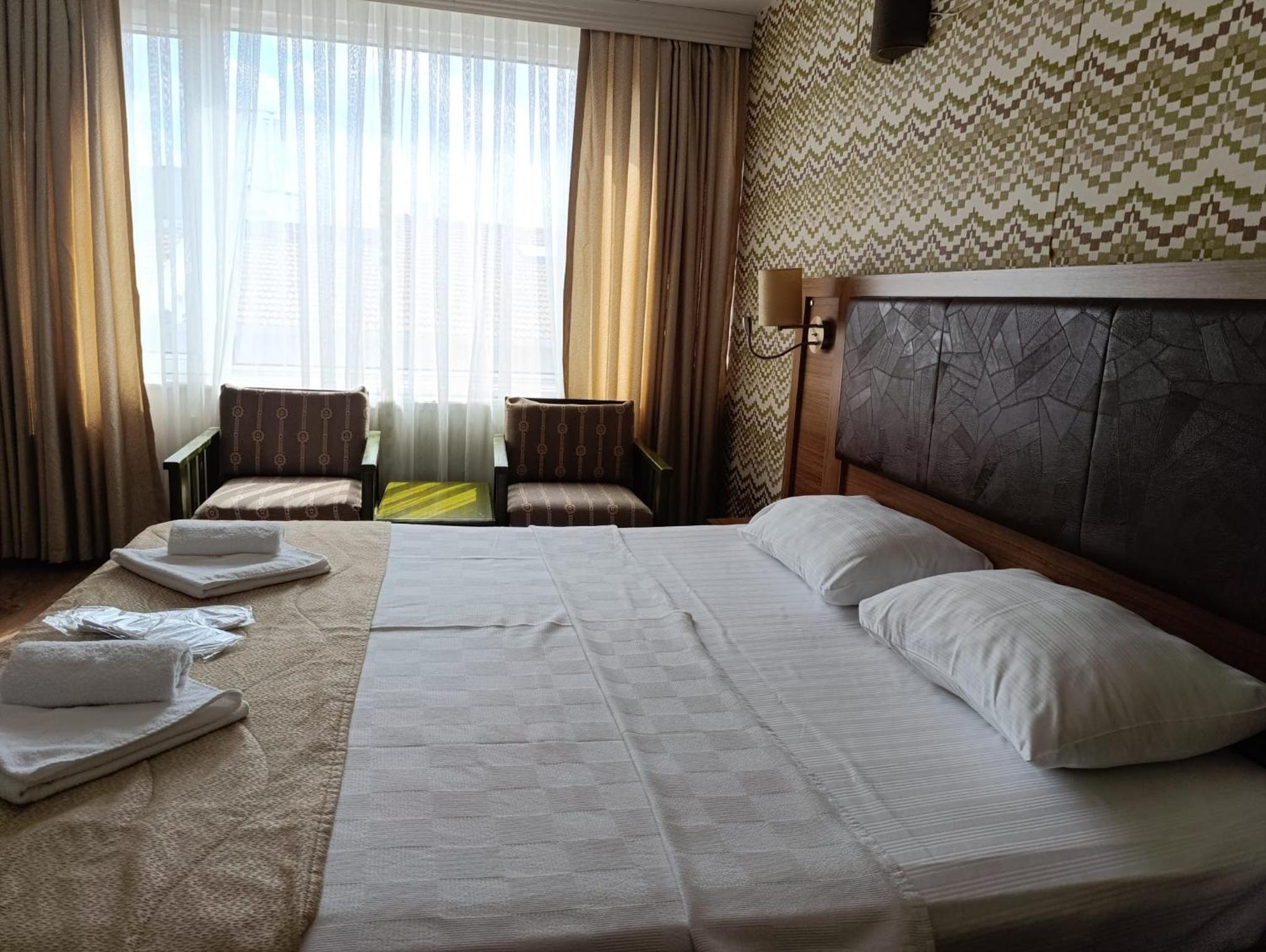 Deluxe Double Room with Bath photo 3