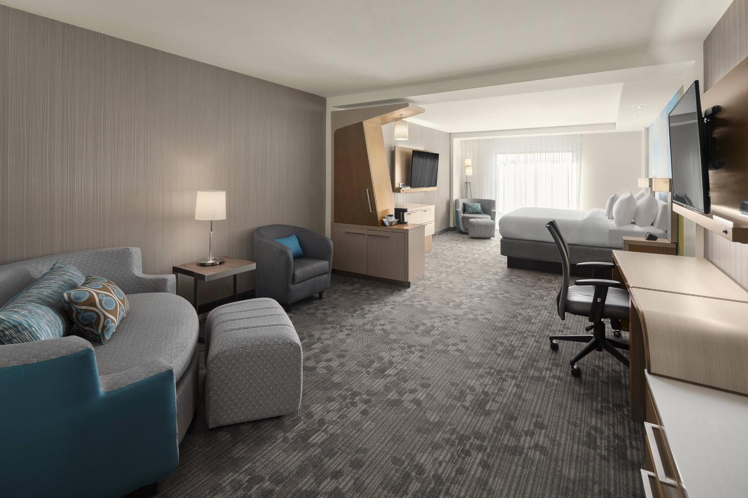 Studio with King Bed, Roll-In Shower and Sofa Bed - Mobility Access/Hearing Accessible