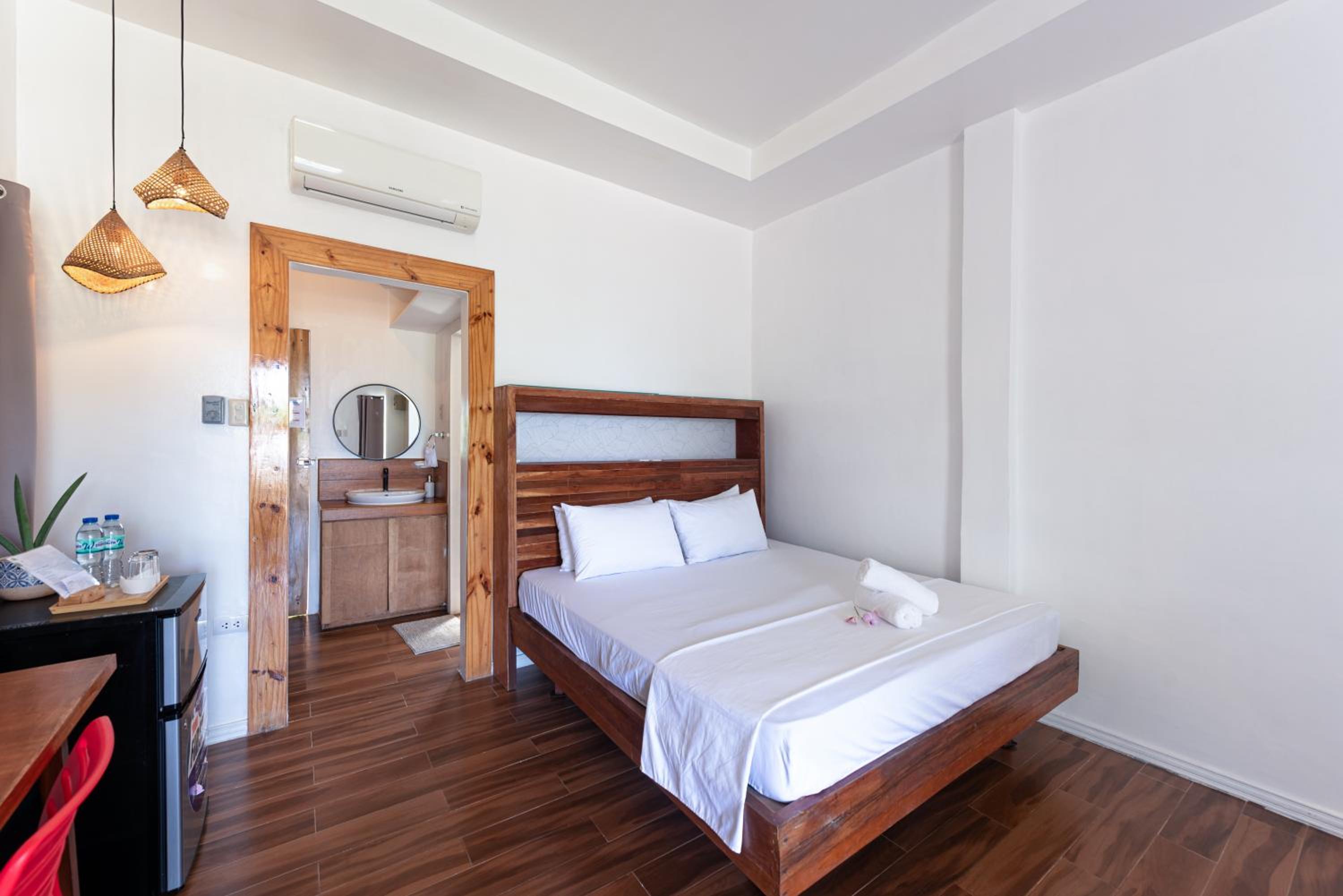 Deluxe Double Room with Sea View - Photo 11