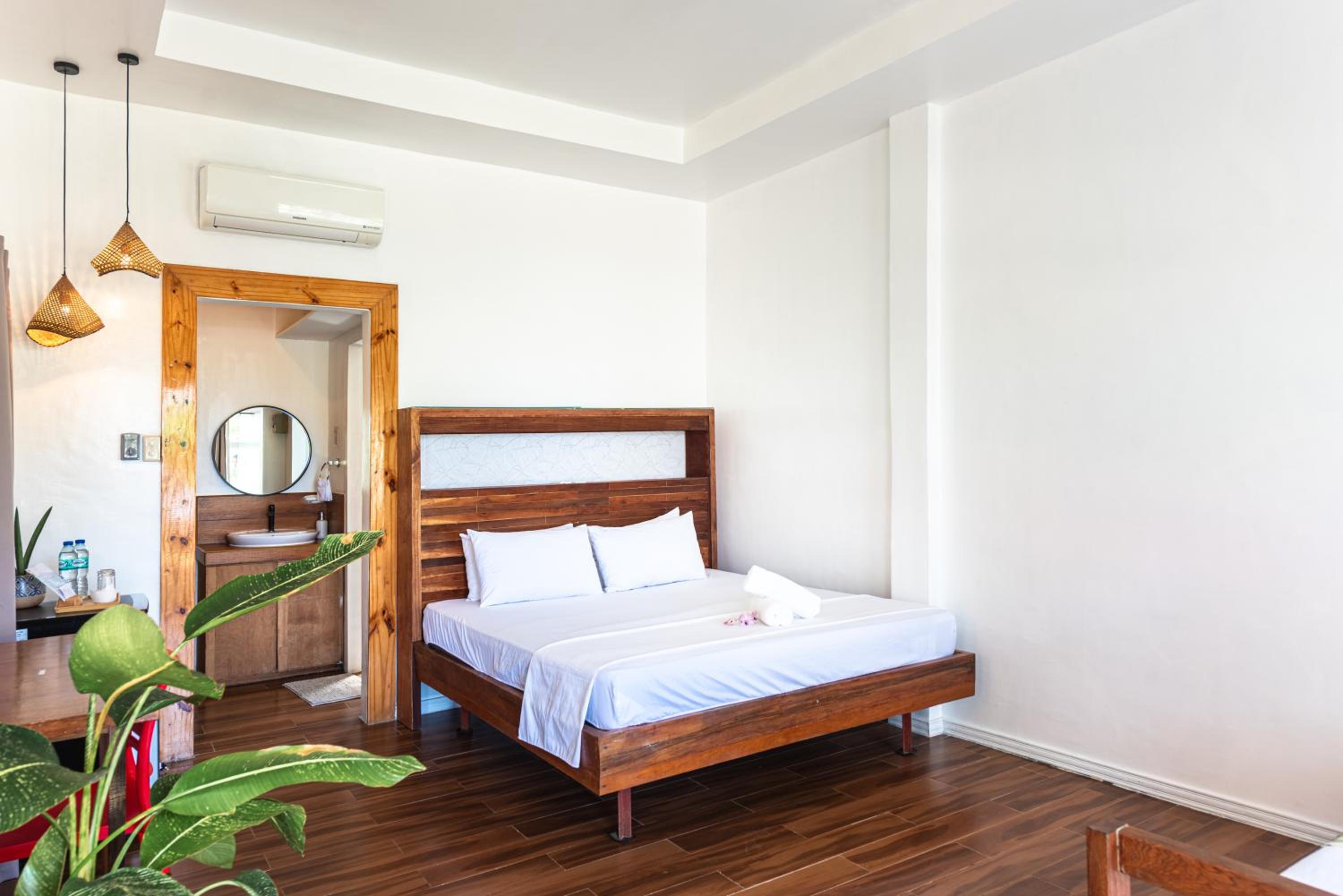 Deluxe Double Room with Sea View - Photo 25