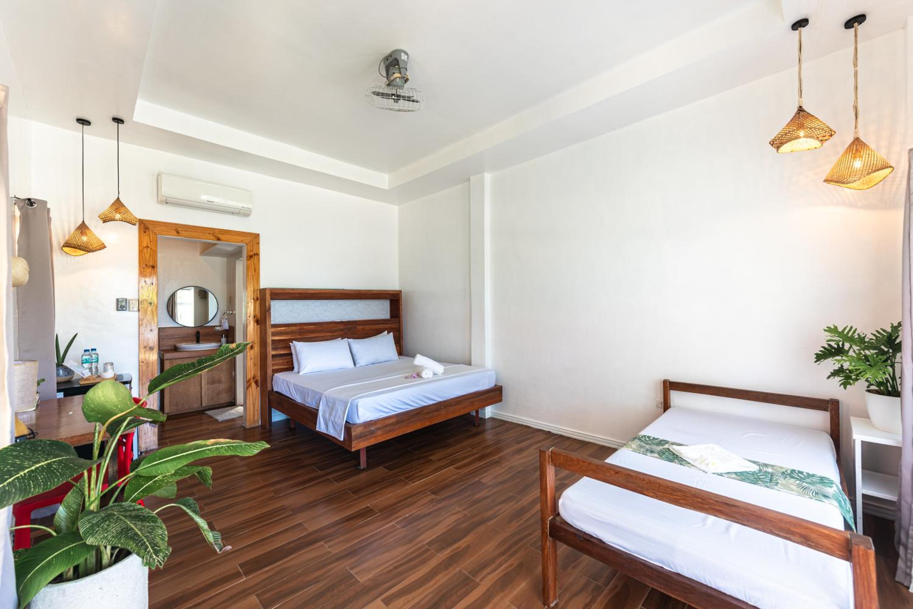 Deluxe Double Room with Sea View - Photo 9