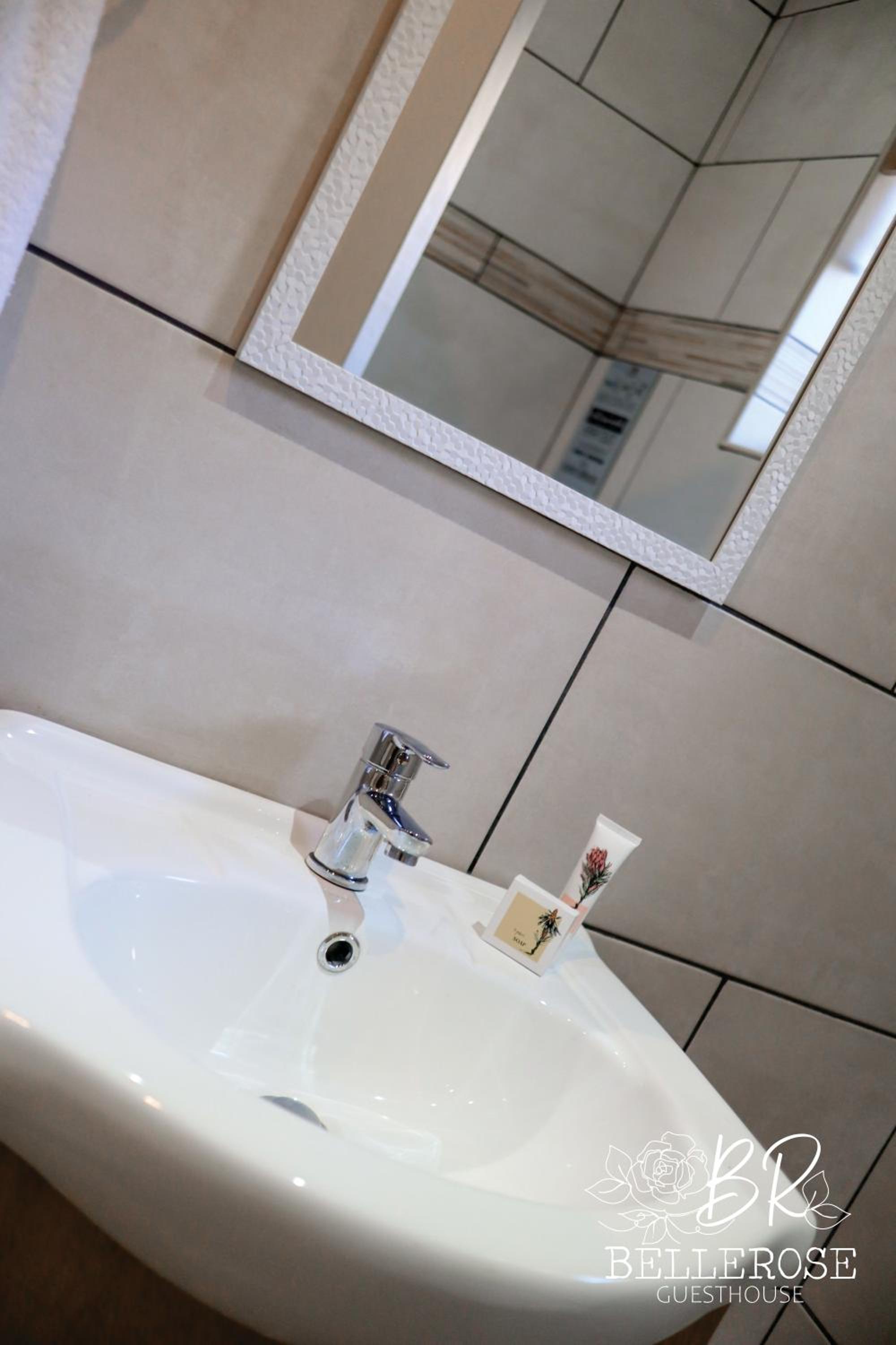 Double Room with Private Bathroom photo 2