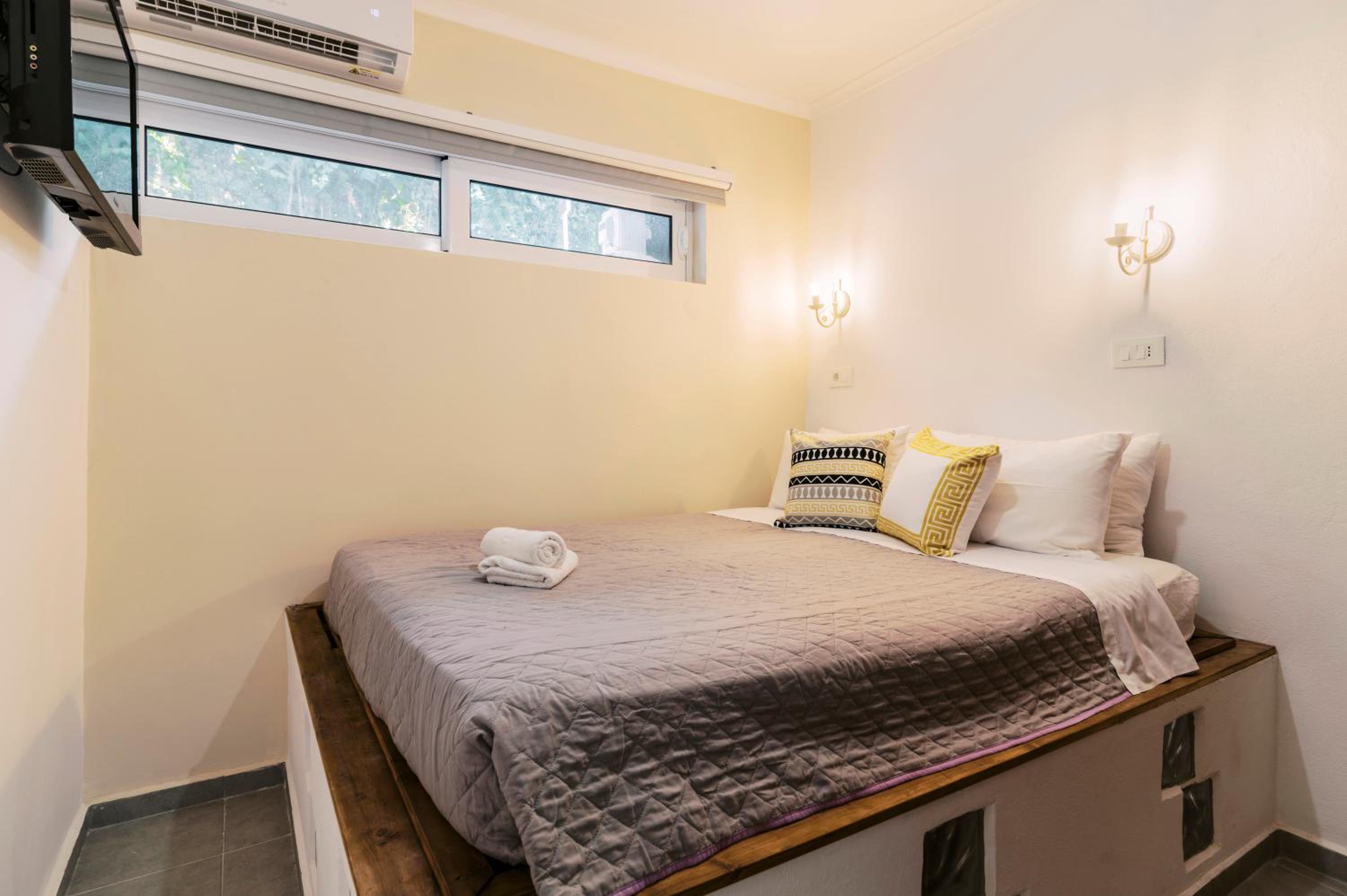One-Bedroom Apartment with Terrace photo 1