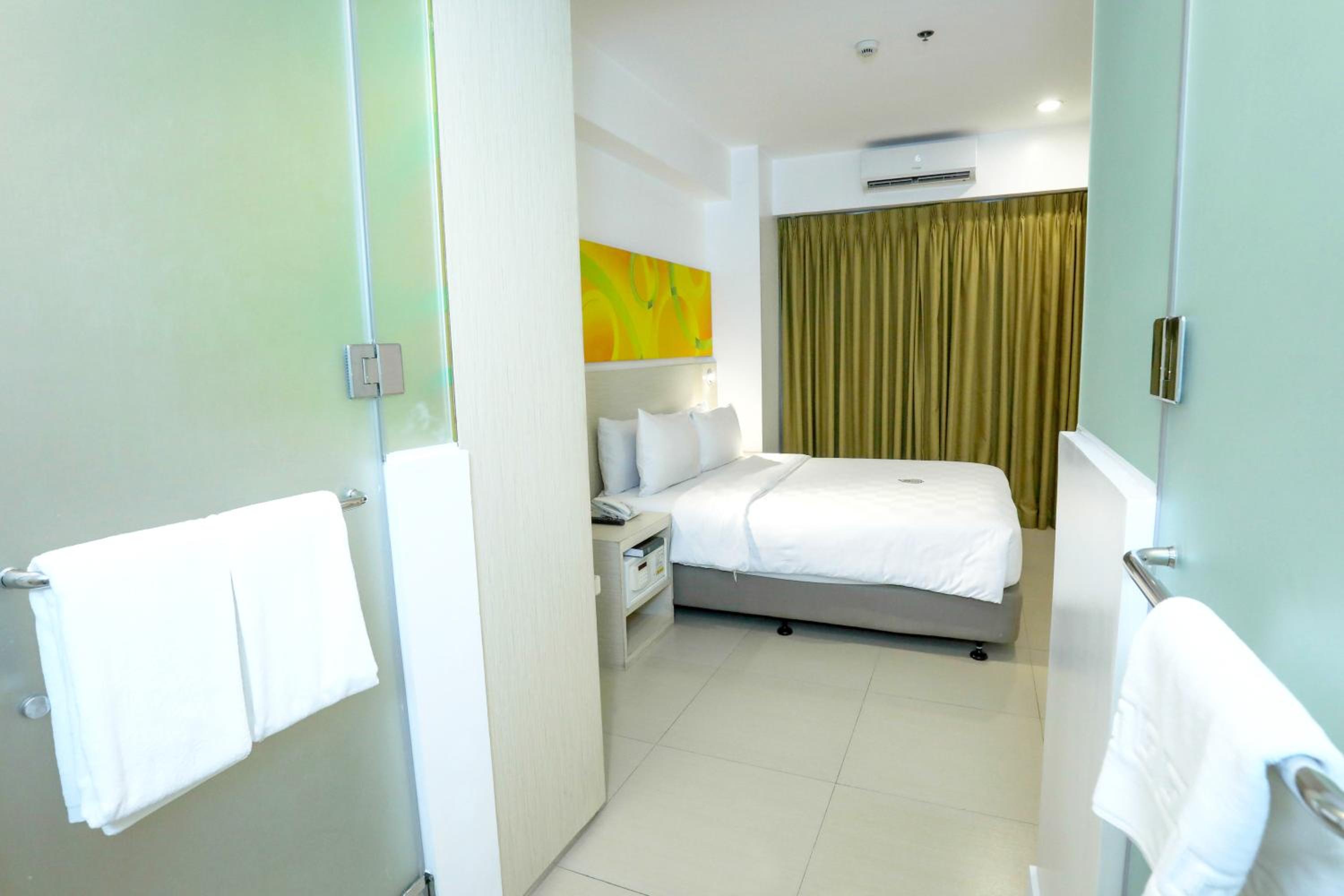 Standard Queen Room - Photo 15