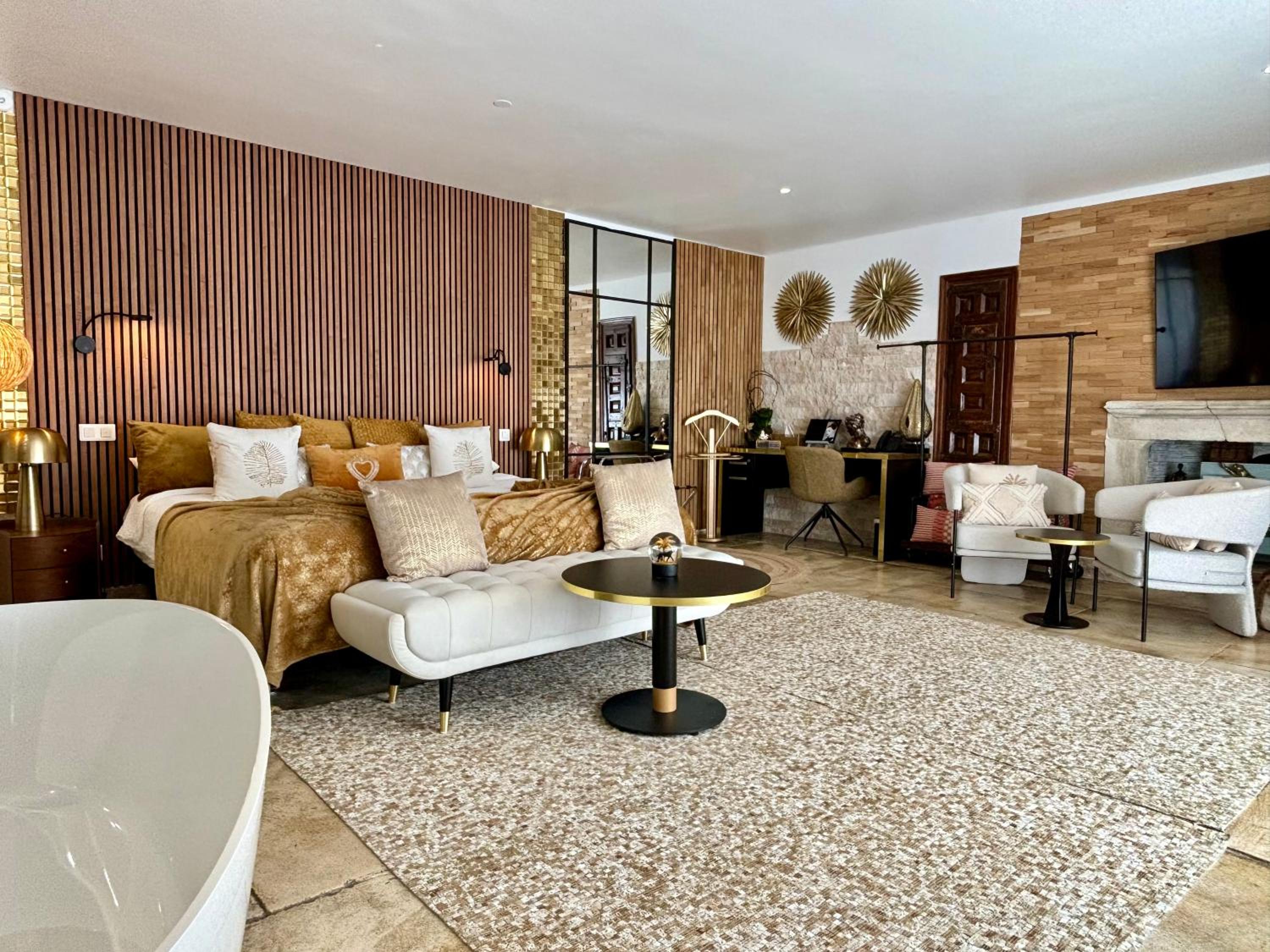 Suite with Hot Tub - Photo 11