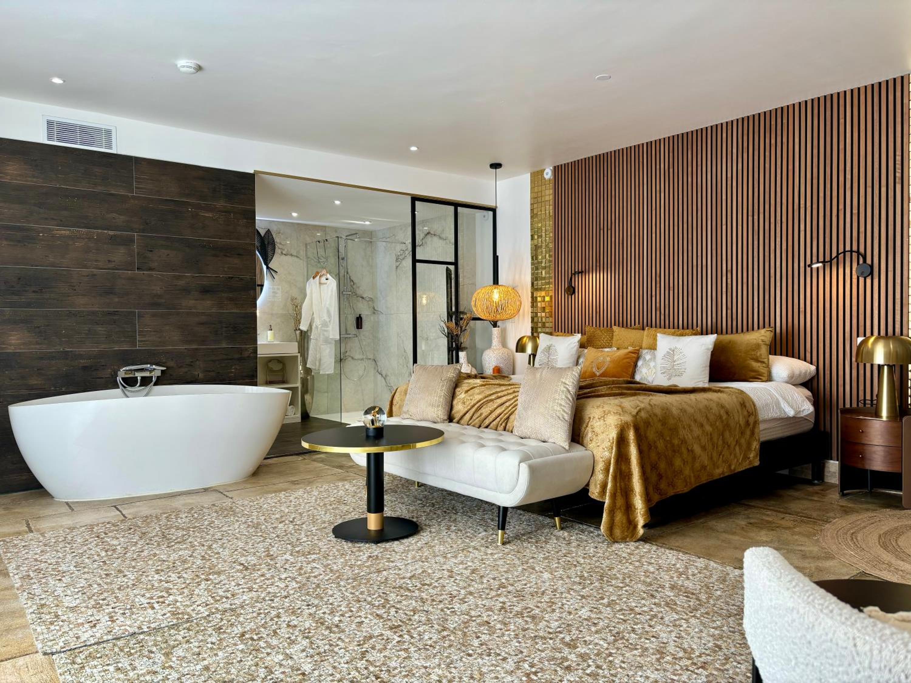 Suite with Hot Tub - Photo 12