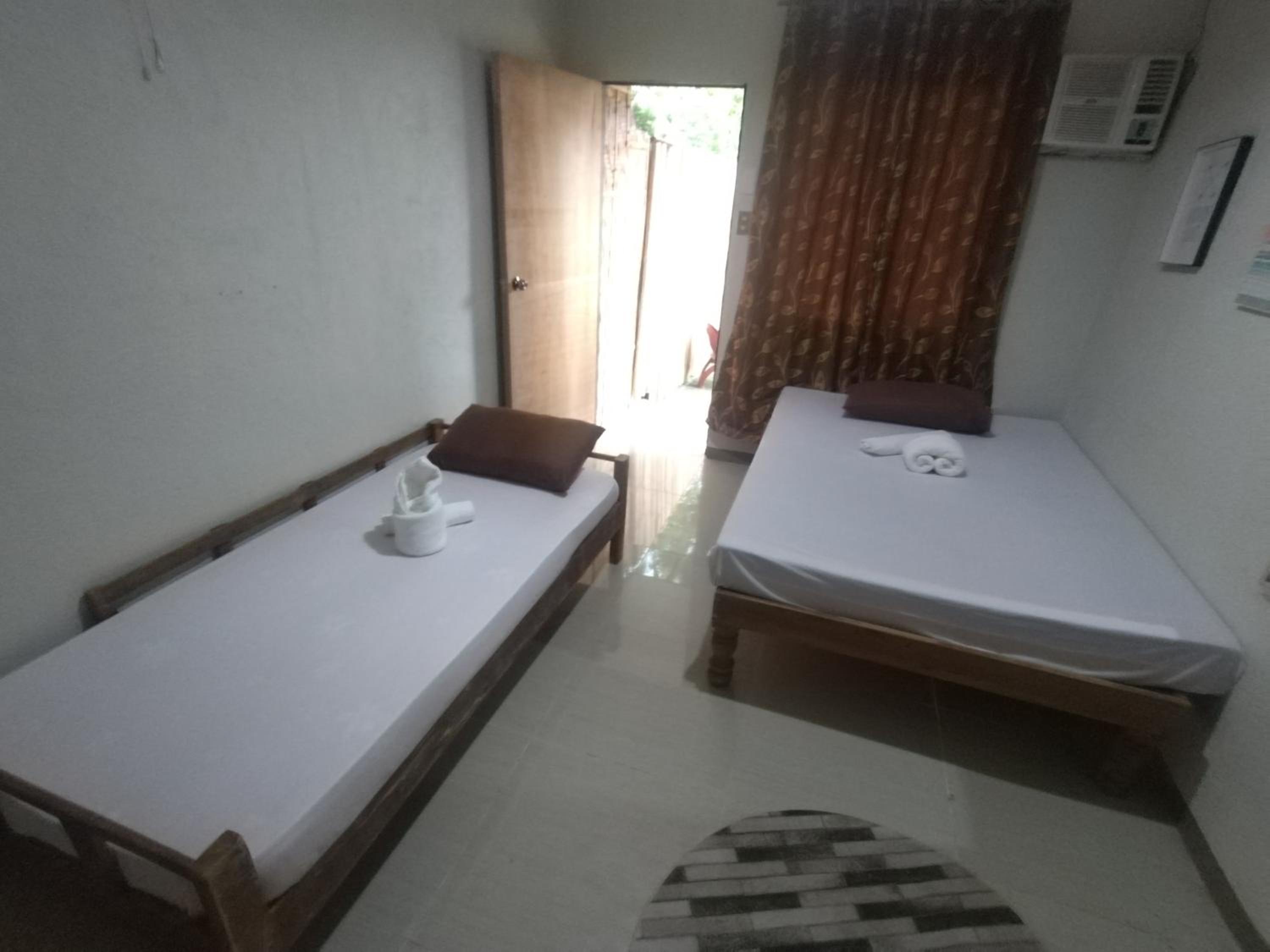 Budget Twin Room - Photo 5