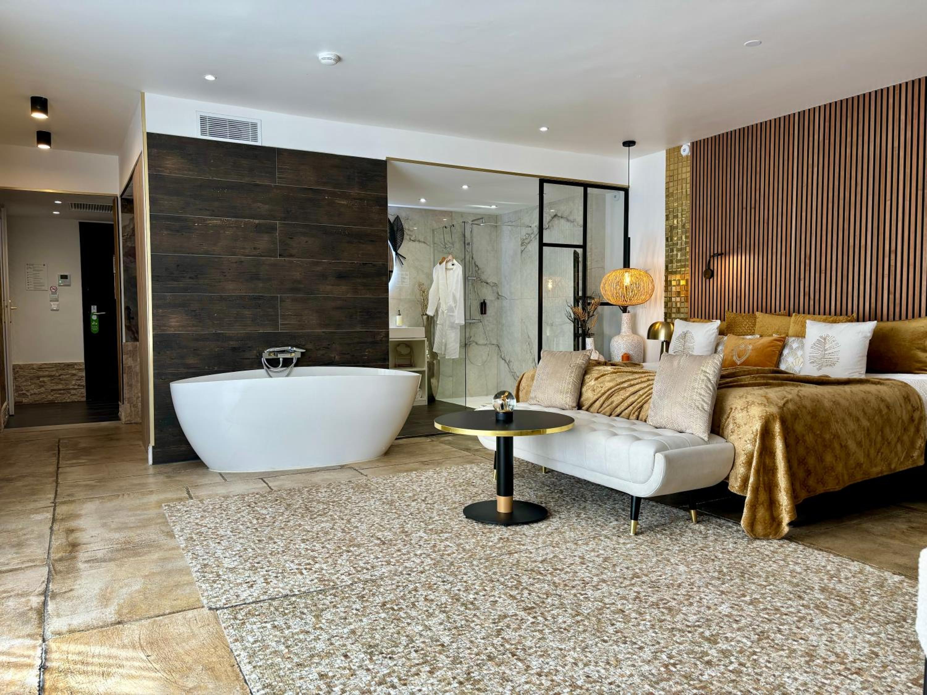 Suite with Hot Tub - Photo 1