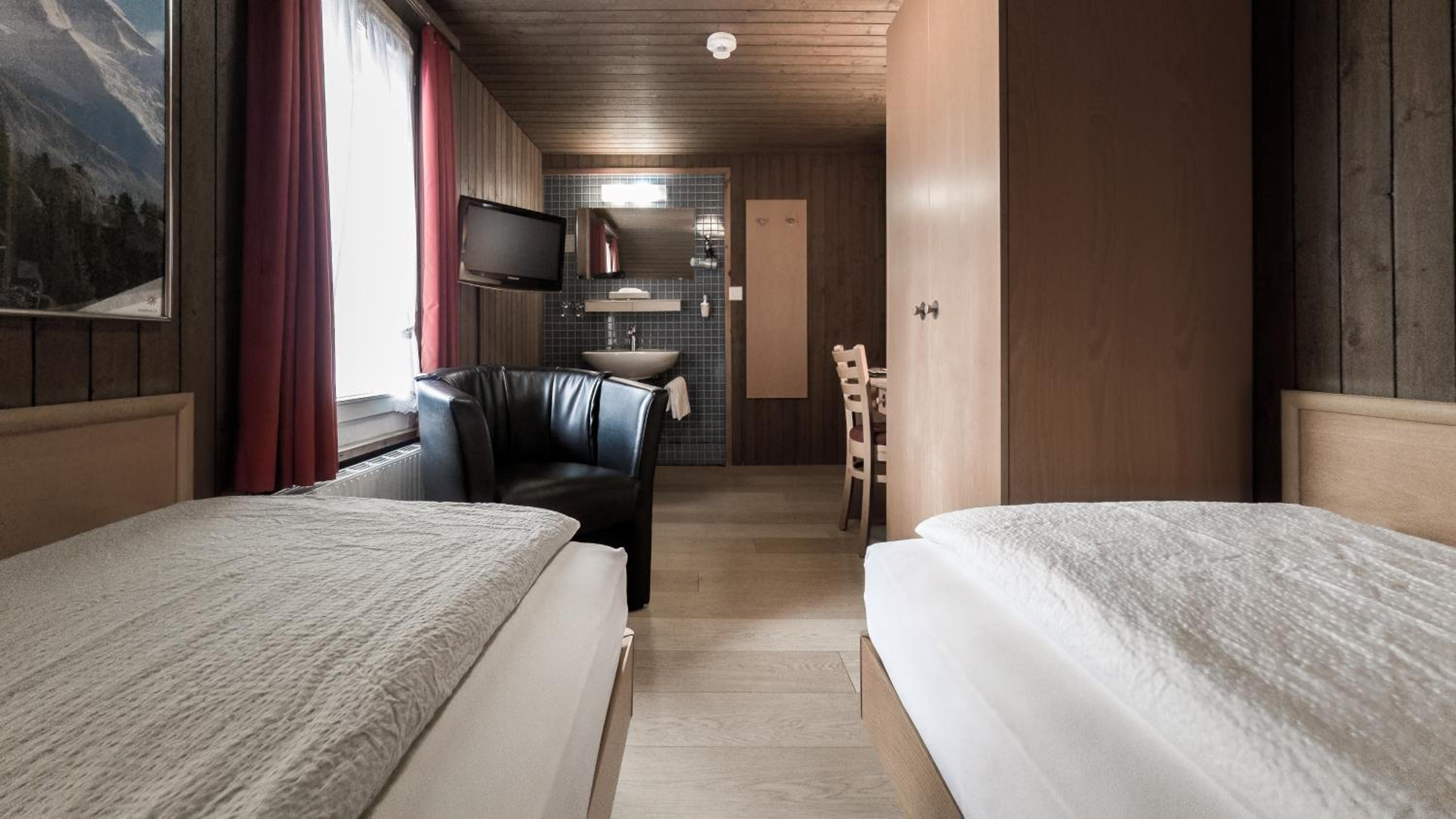 Budget Twin Room with Shared Bathroom