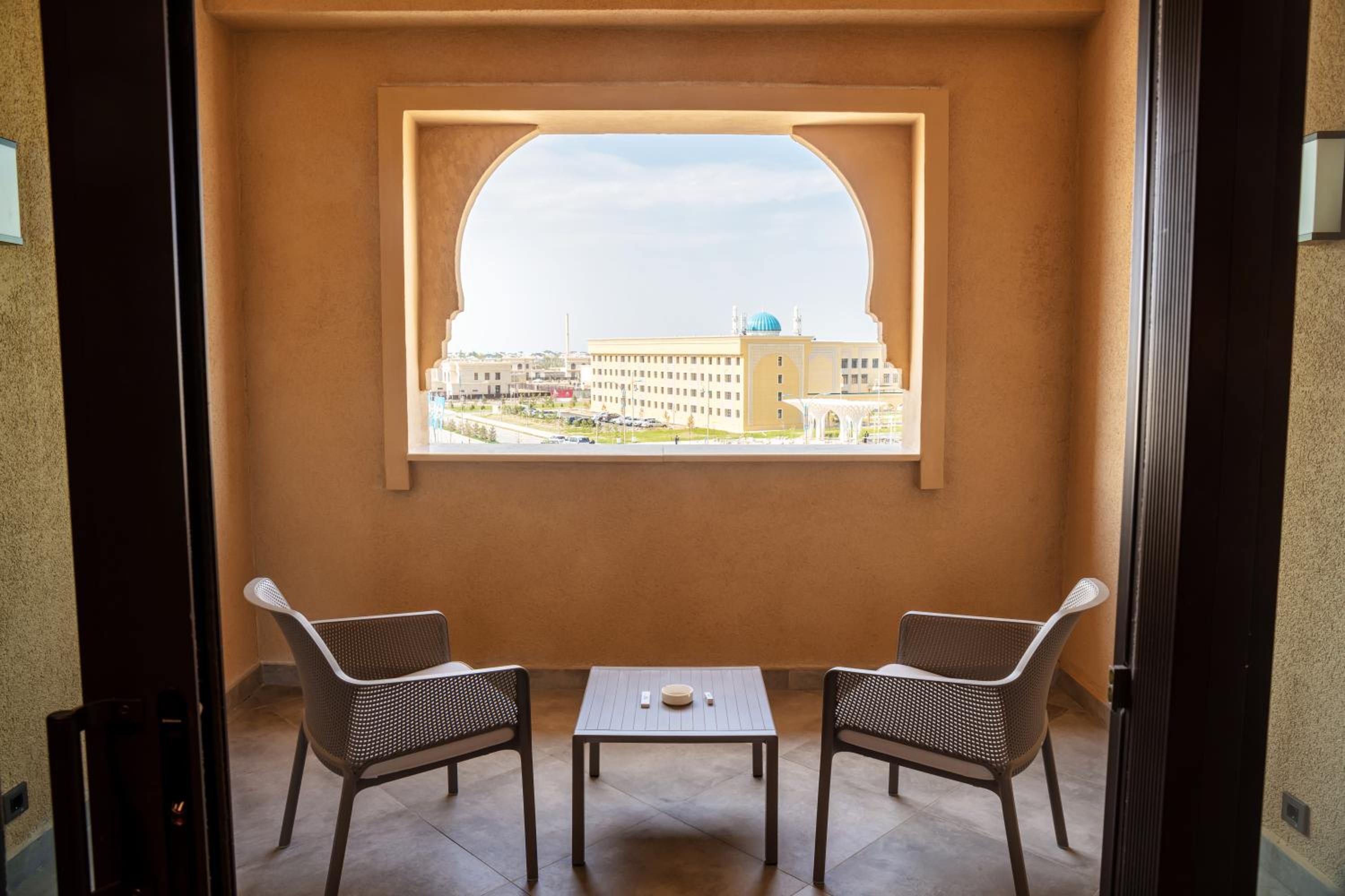 Deluxe Room Square View - Photo 5