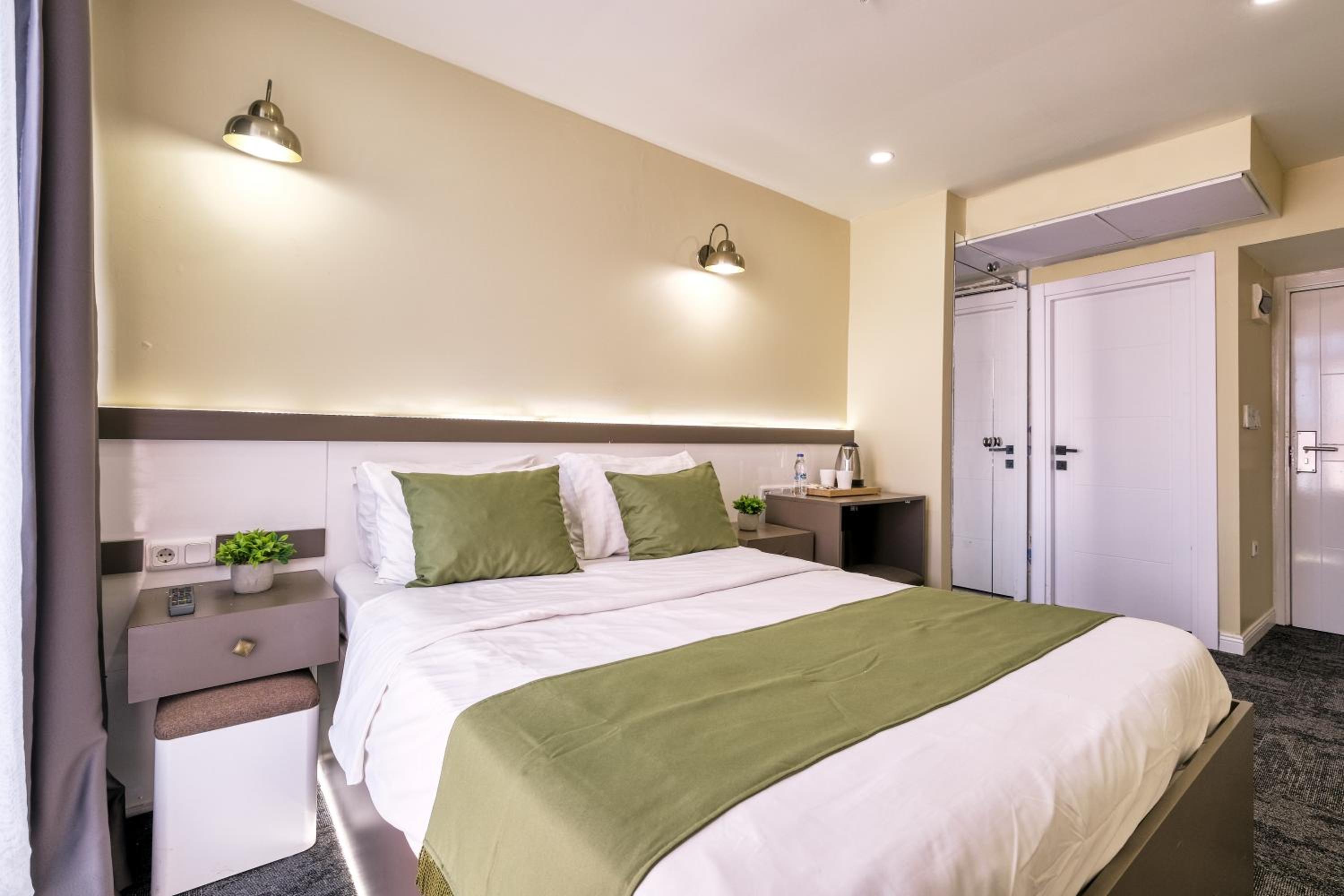 Deluxe Double Room with Balcony photo 1