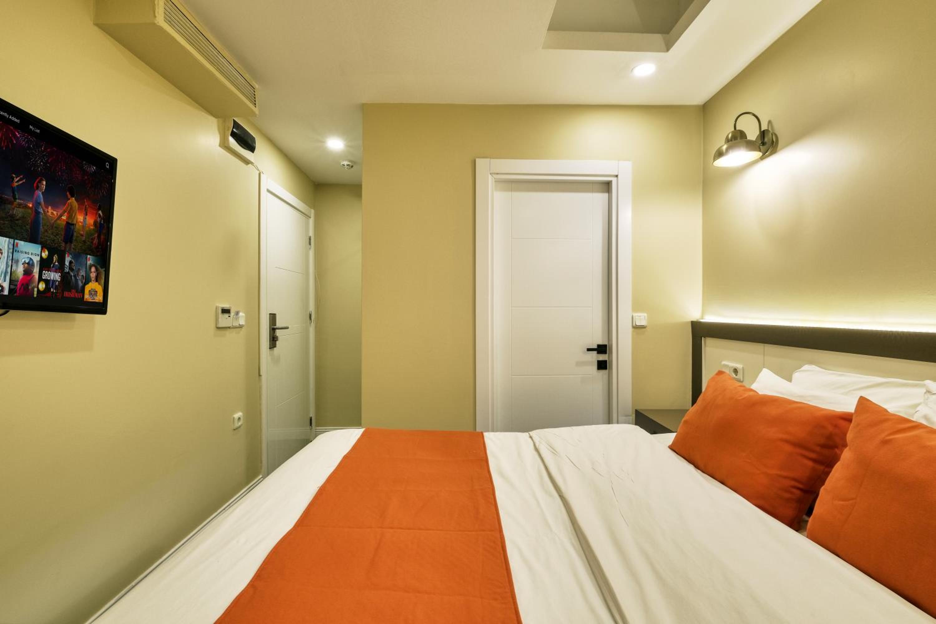 Budget Double Room - No Window photo 1