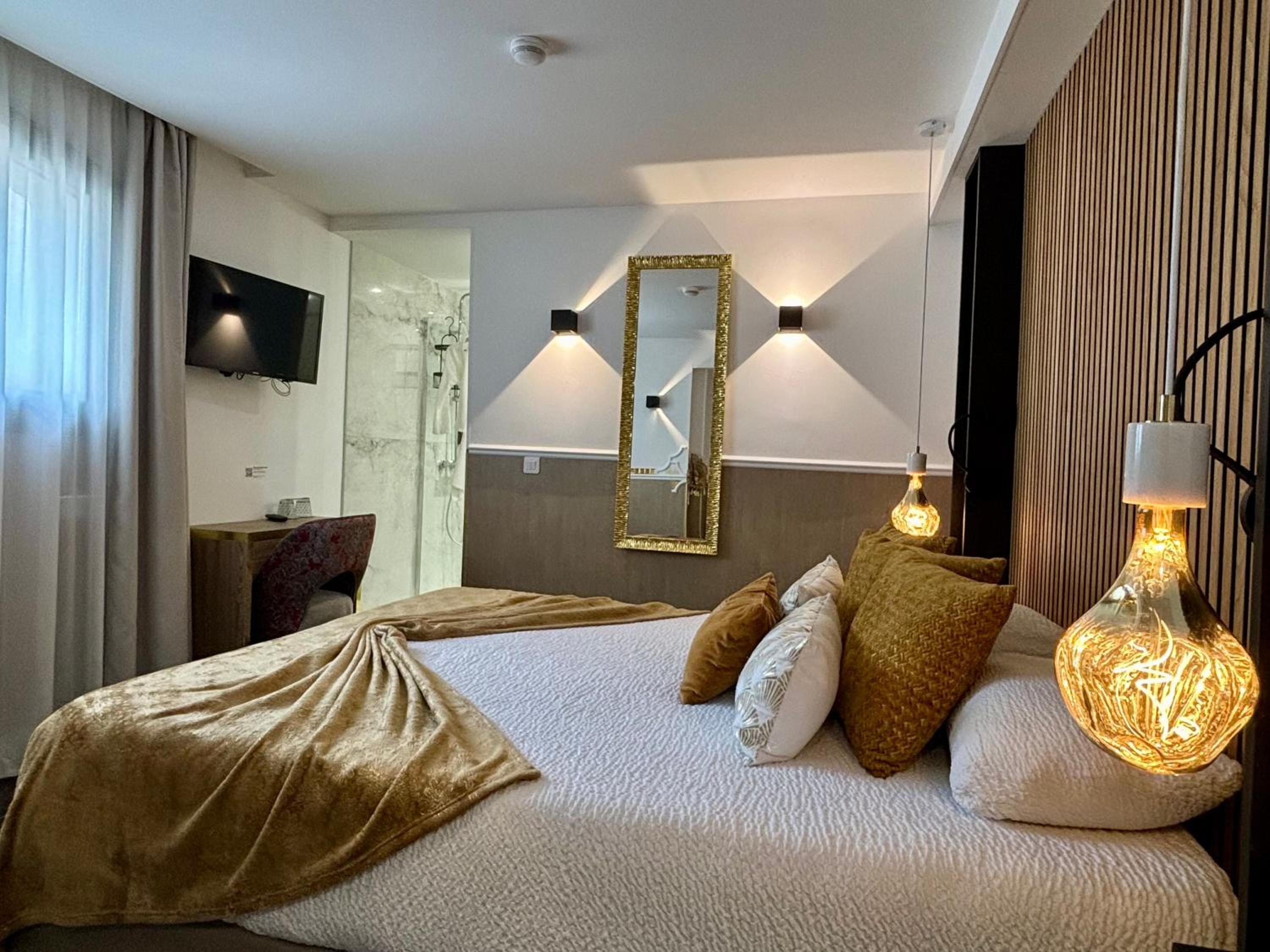 Suite with Hot Tub - Photo 13