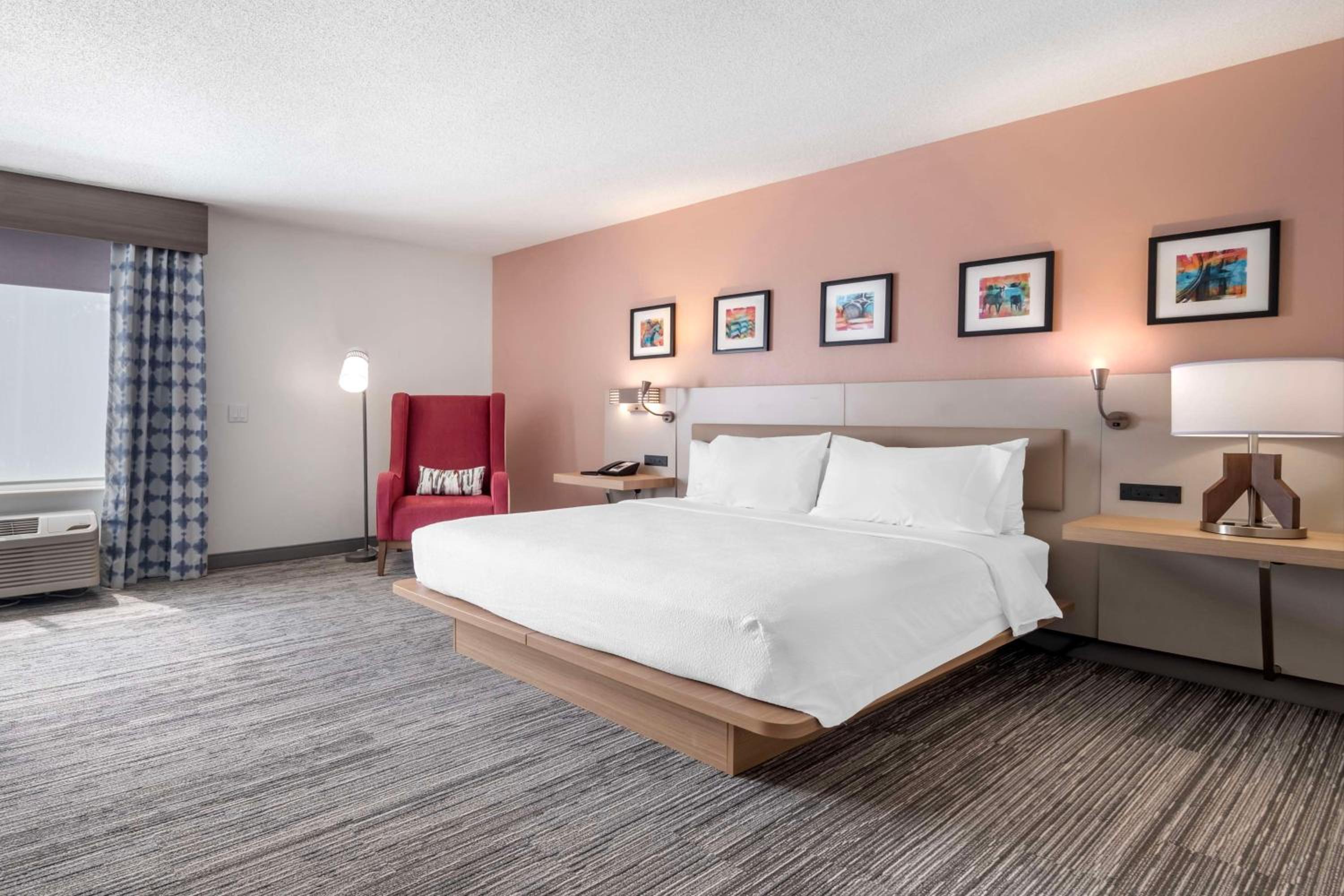 King Room with Tub - Mobility and Hearing Access - Photo 1