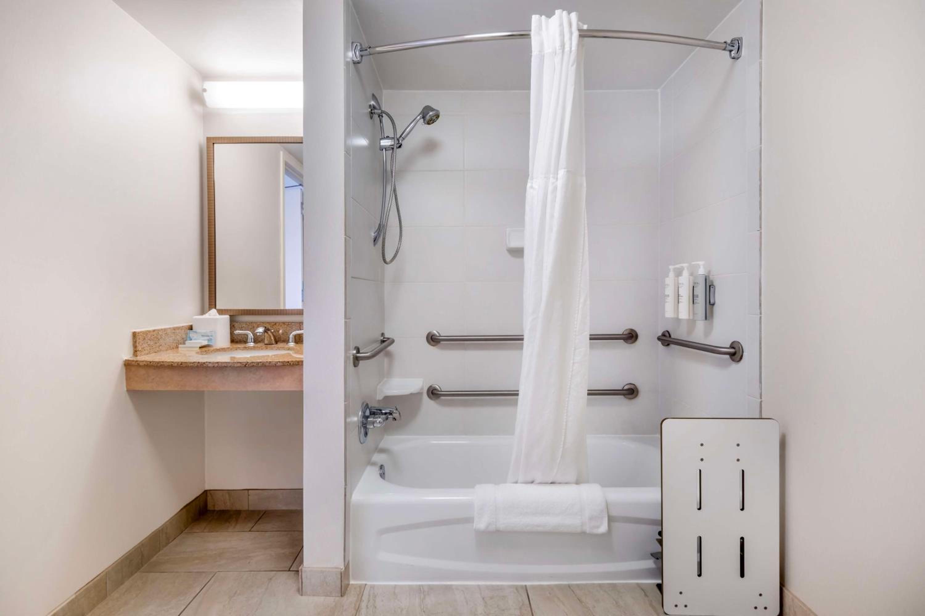 King Room with Tub - Mobility and Hearing Access - Photo 2
