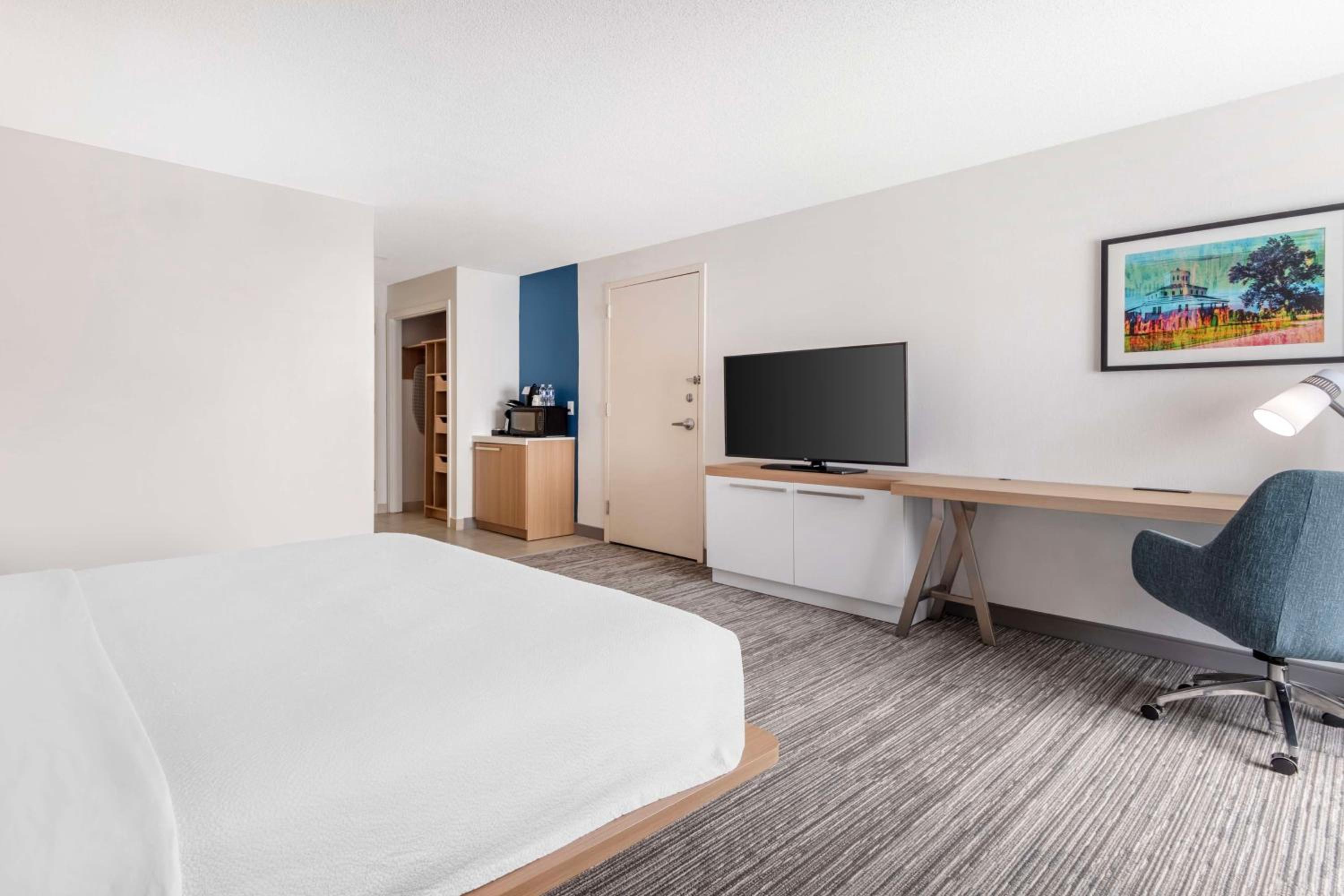 King Room with Tub - Mobility and Hearing Access - Photo 4