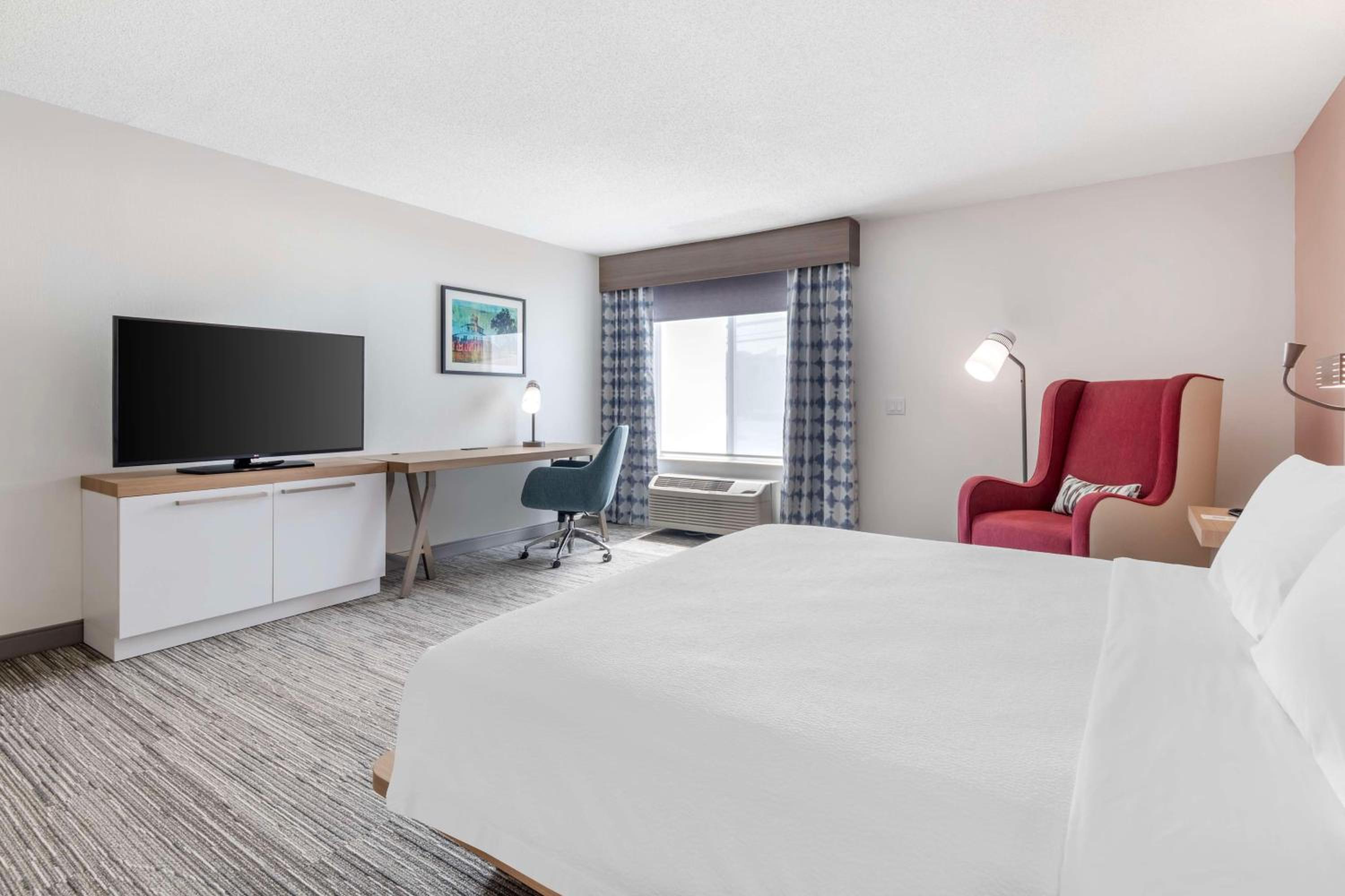 King Room with Tub - Mobility and Hearing Access - Photo 3