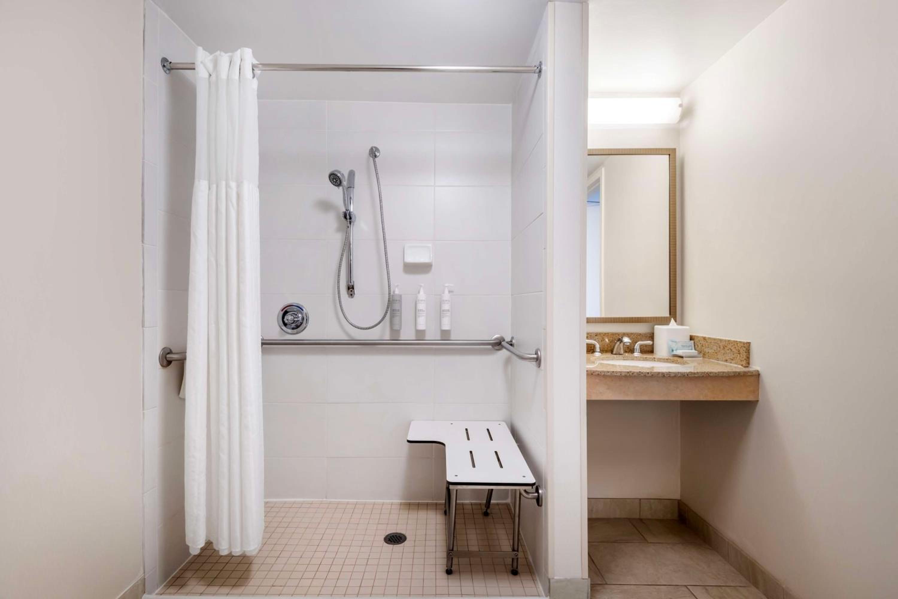Double Room with Two Double Beds and Roll-In Shower - Mobility and Hearing Access - Photo 3