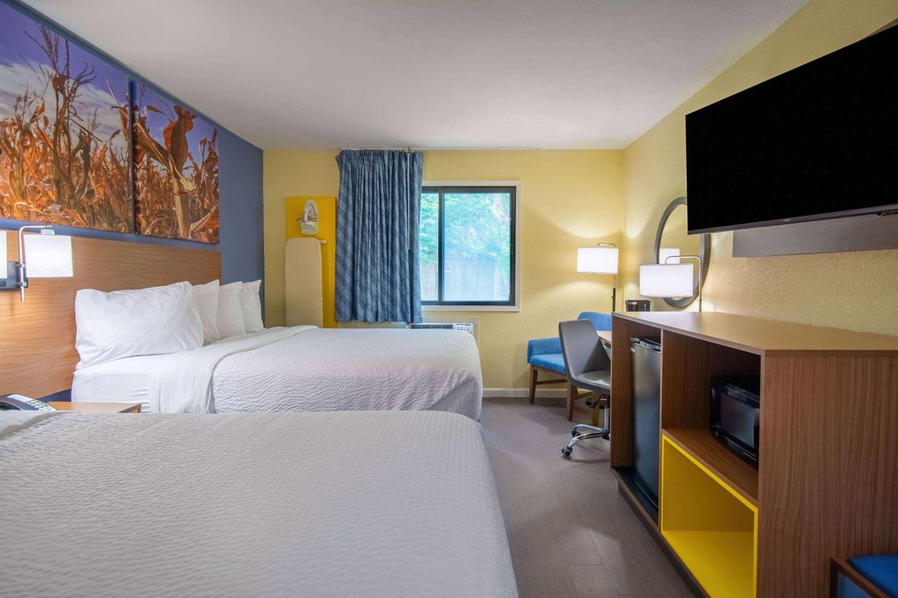 Queen Room with Two Queen Beds - Non-Smoking - Photo 1