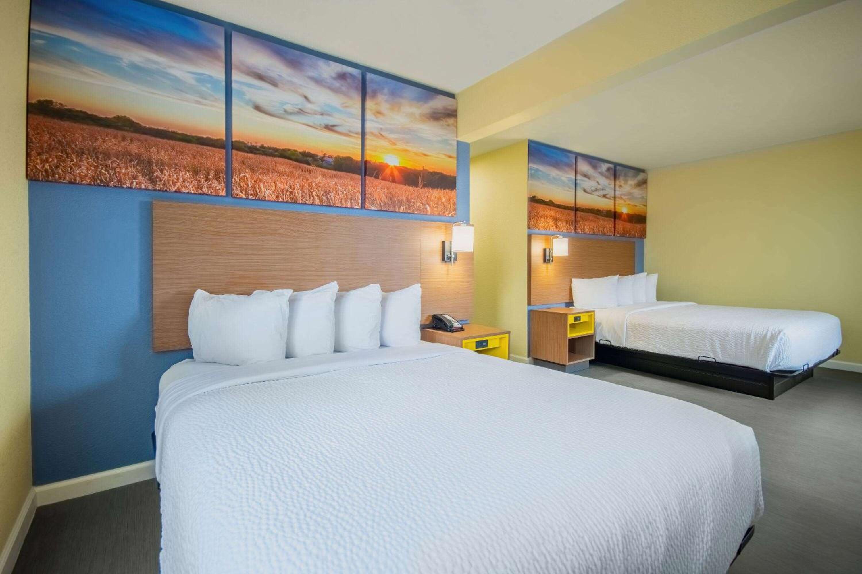 Business Queen Room with Two Queen Beds - Non-Smoking - Photo 1