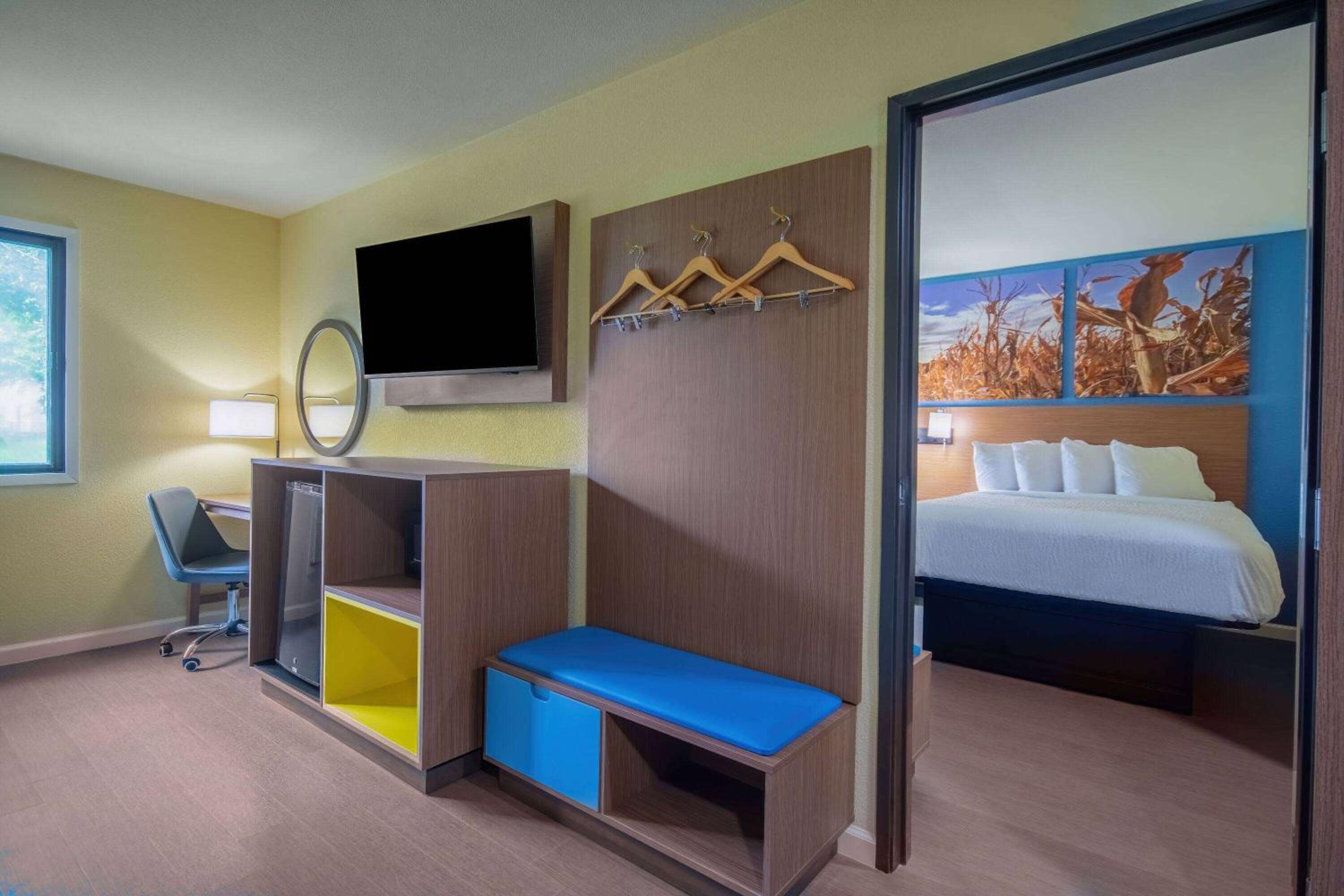 Queen Suite with Kitchenette - Non-Smoking - Photo 2