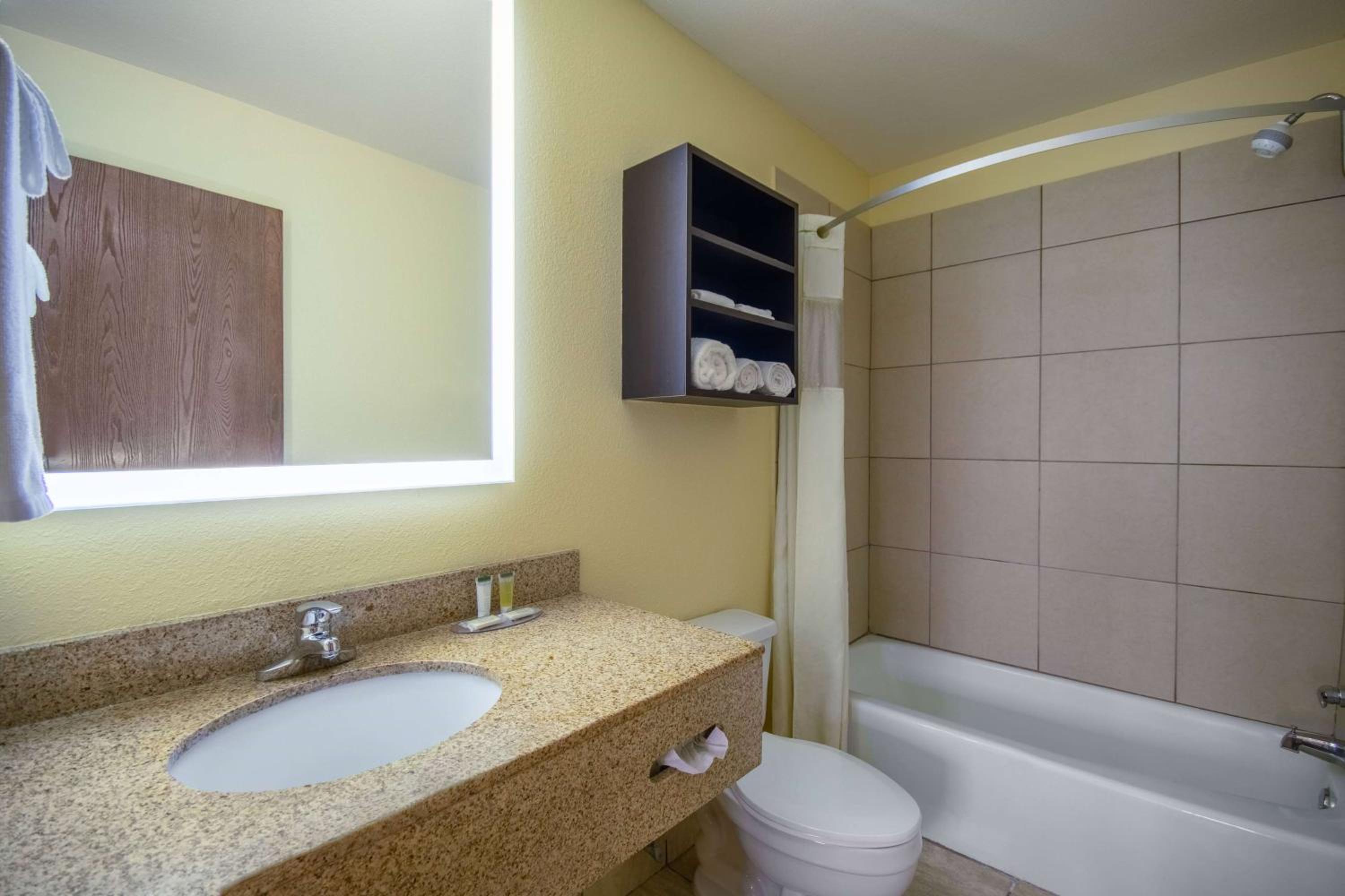 Queen Suite with Kitchenette - Non-Smoking - Photo 3